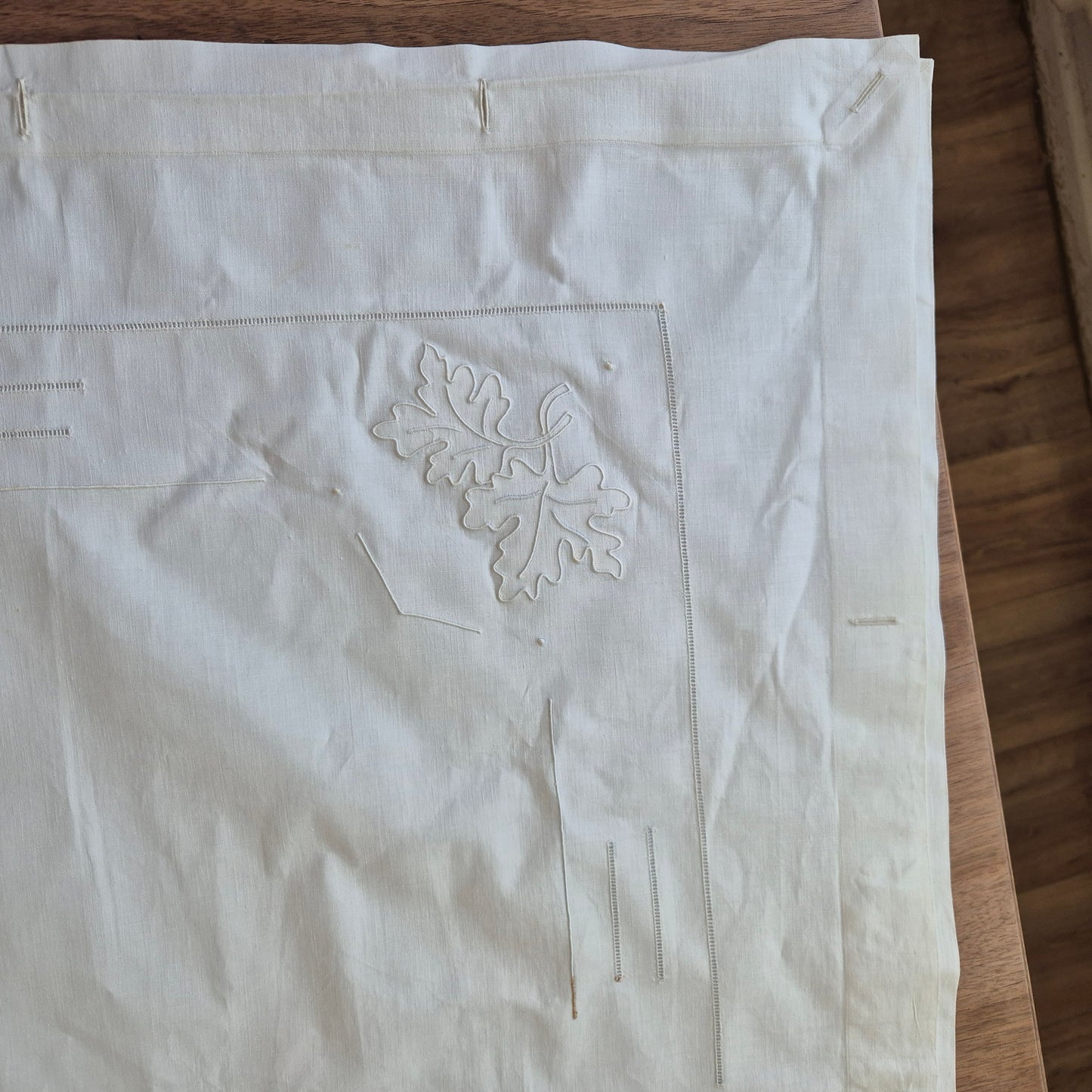 Antikes Laken Überwurf mit Knopfleiste Laubmuster mit sichtbaren Stockflecken 150x255cm Monogram L.S.