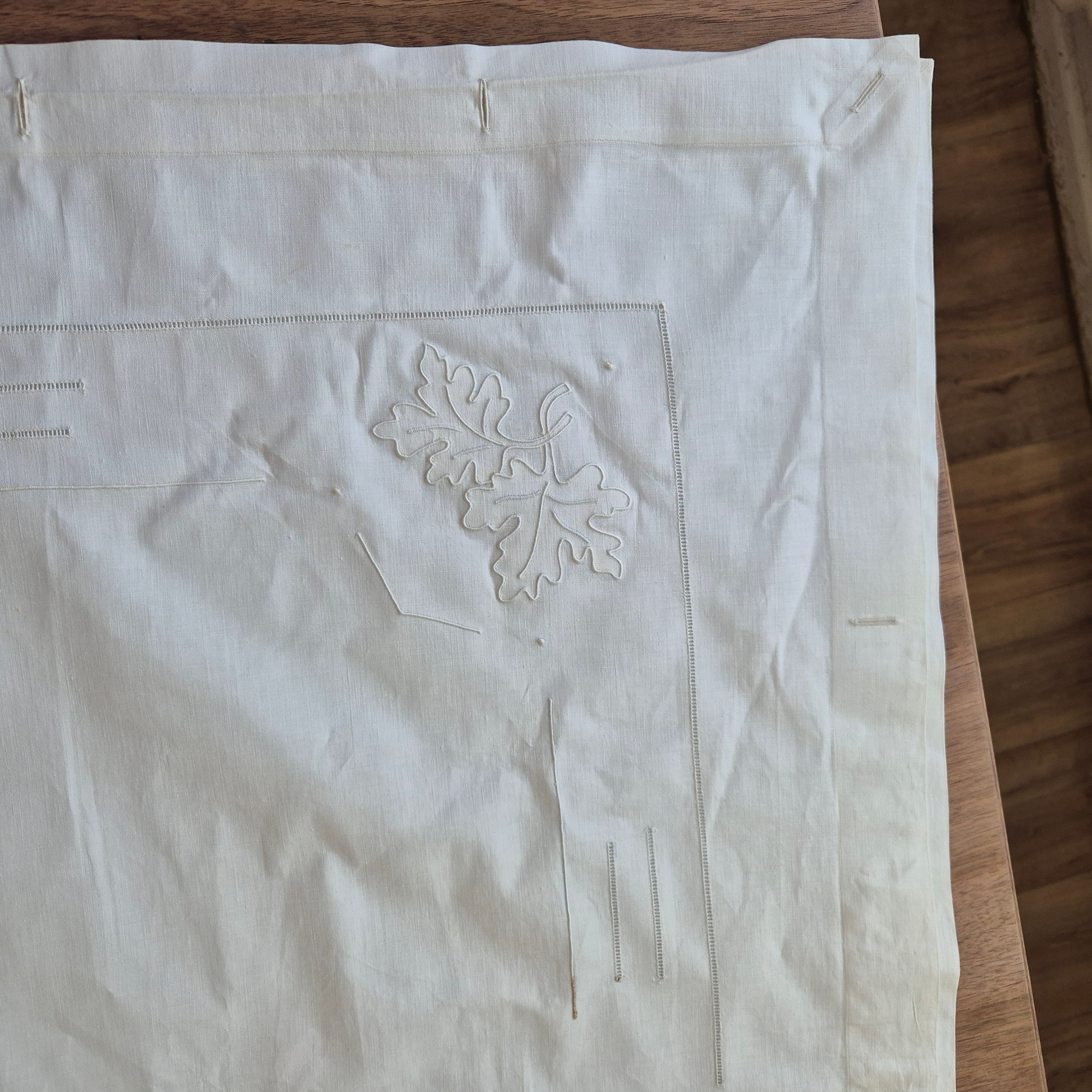 Antikes Laken Überwurf mit Knopfleiste Laubmuster mit sichtbaren Stockflecken 150x255cm Monogram L.S.