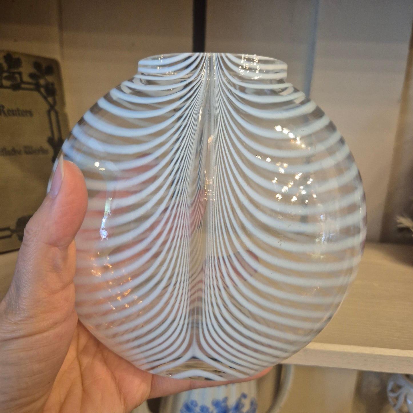 Vintage Kunstvase transparent mit weißen Streifen Glaskunst wie Costa boda?