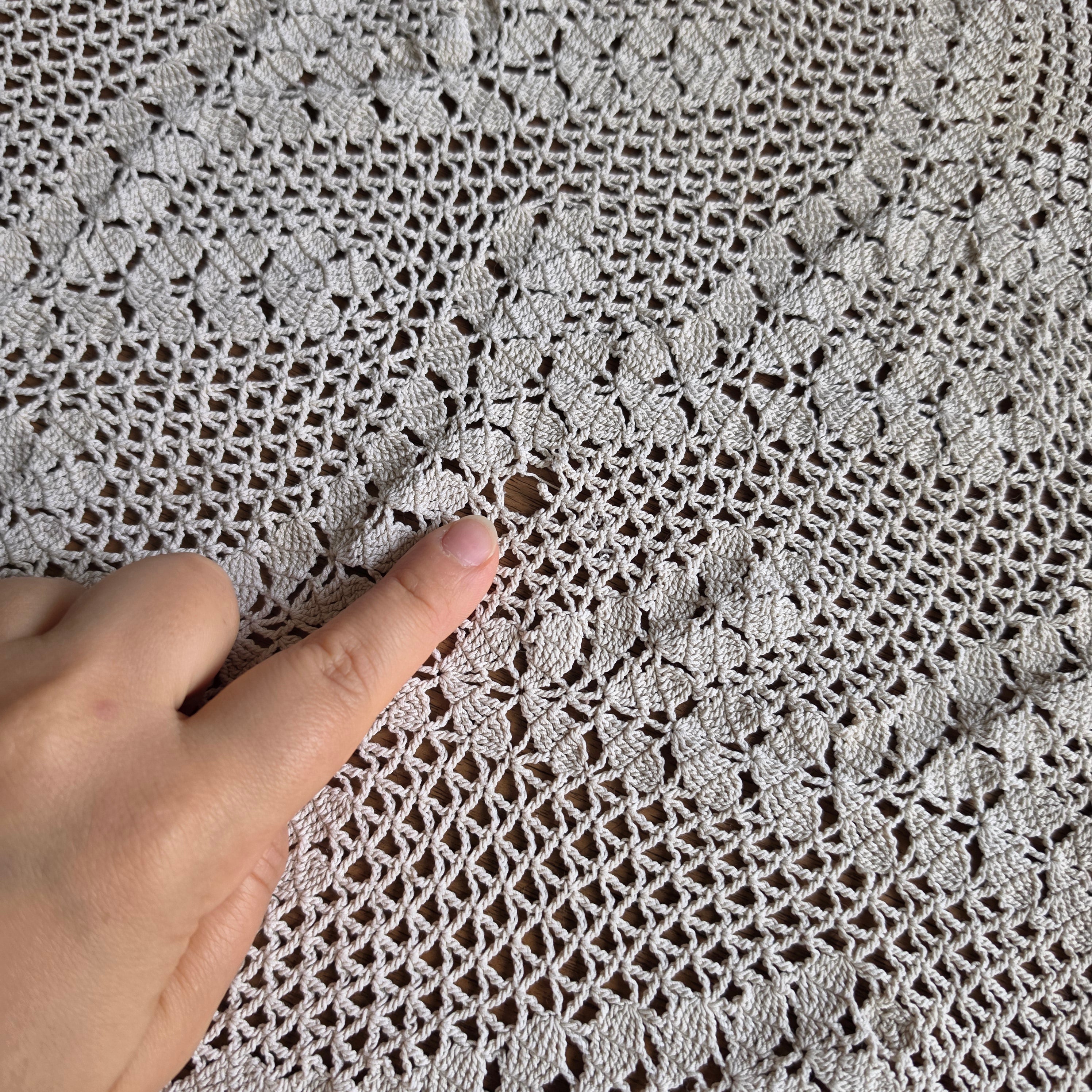 Vintage Häkeldecke Handarbeit - Filigrane Kunsthäkel-Tischdecke Beige/Natur 111cm rund