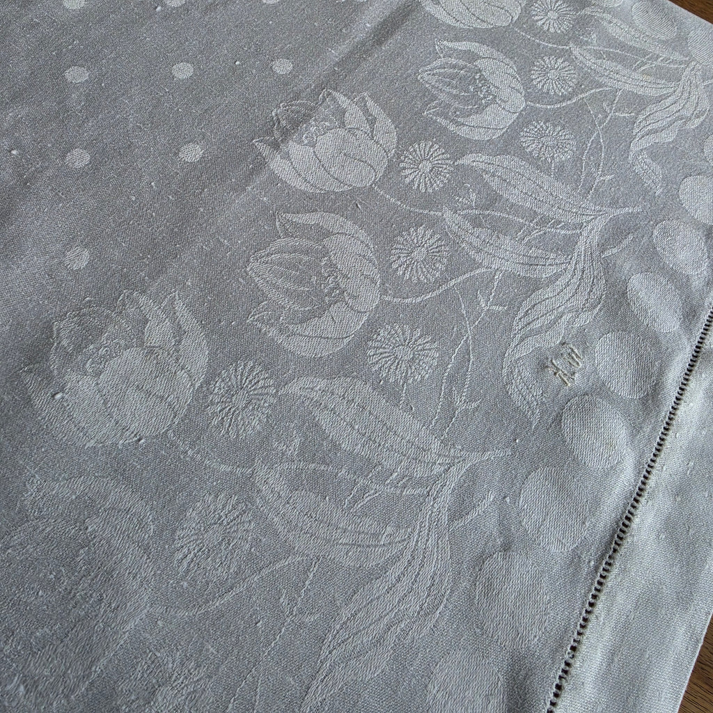 Vintage Damast-Tischläufer / Paradehandtuch mit Jugendstil-Tulpenmuster & Monogramm „H.W.“