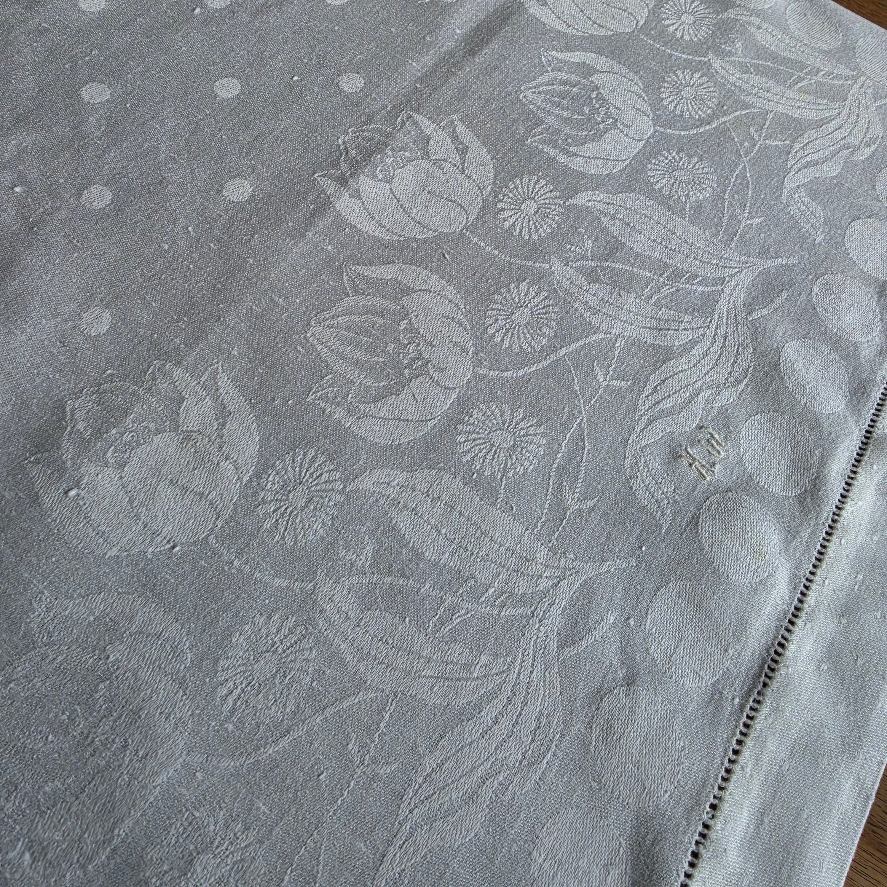 Vintage Damast-Tischläufer / Paradehandtuch mit Jugendstil-Tulpenmuster & Monogramm „H.W.“