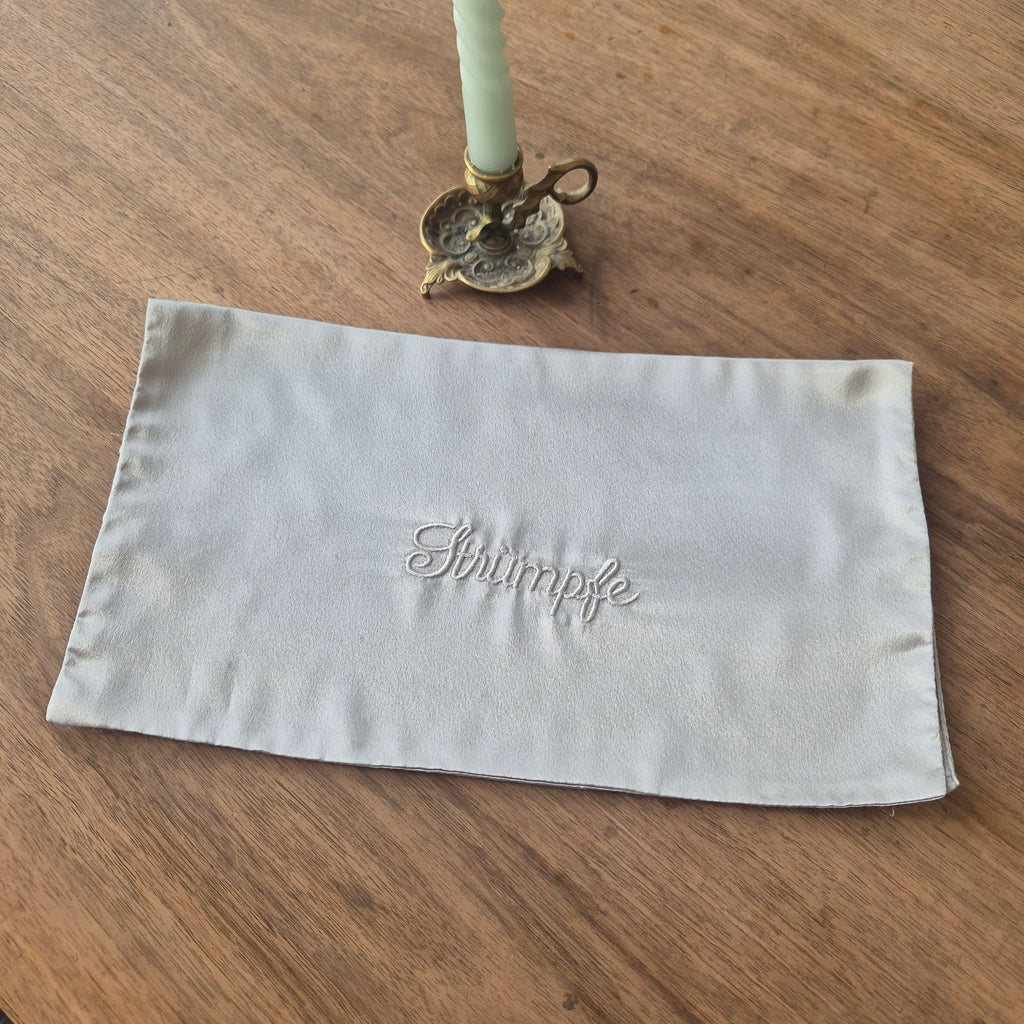 West Germany Stofftäschchen Satinoptik grau Aufbewahrung 20x35cm Tasche bestickt mit Aufschrift "Strümpfe"🤍