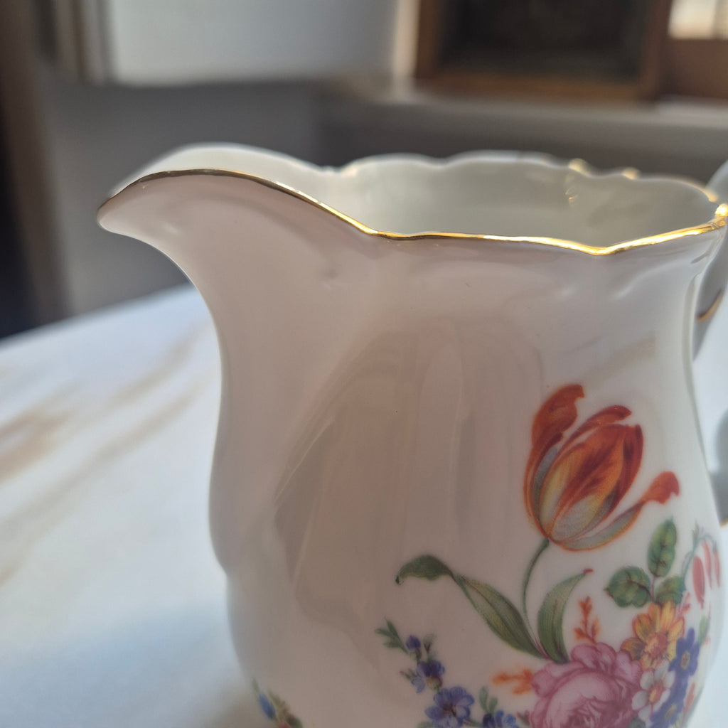 Antikes kleines Milchkännchen von Bavaria Porzellan Germany mit Blumendekor Tulpe