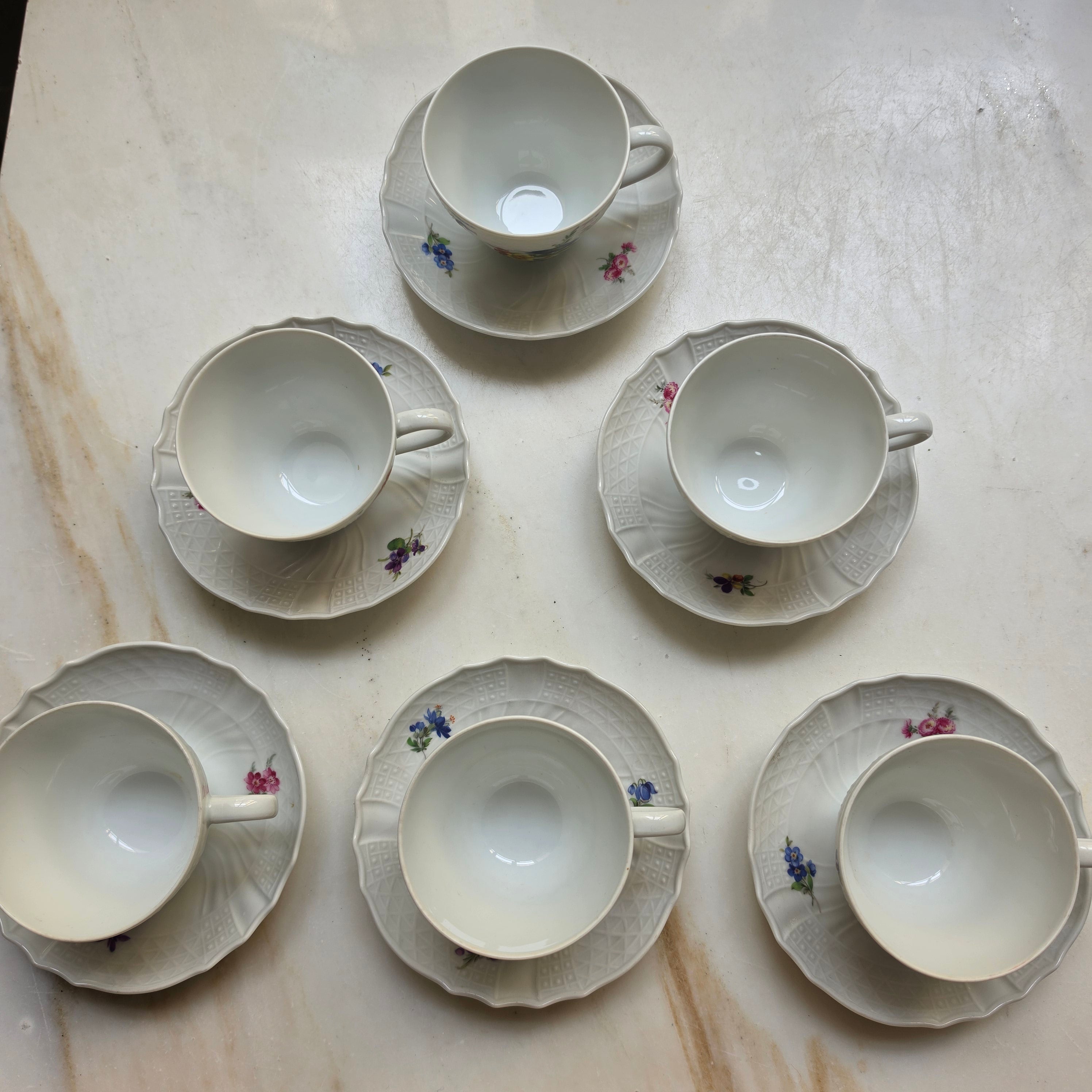 6x Antike Hutschenreuther Porzellan Tassen mit Untertassen mit Blumenmotiv Reliefrand Tee Kaffee