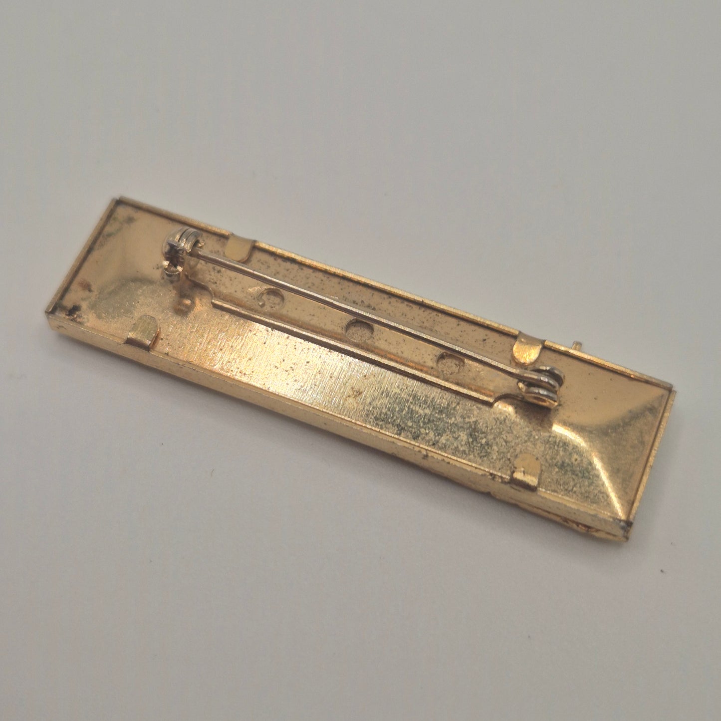 Vintage-Brosche – Goldene Skyline vor kosmischem Hintergrund New York