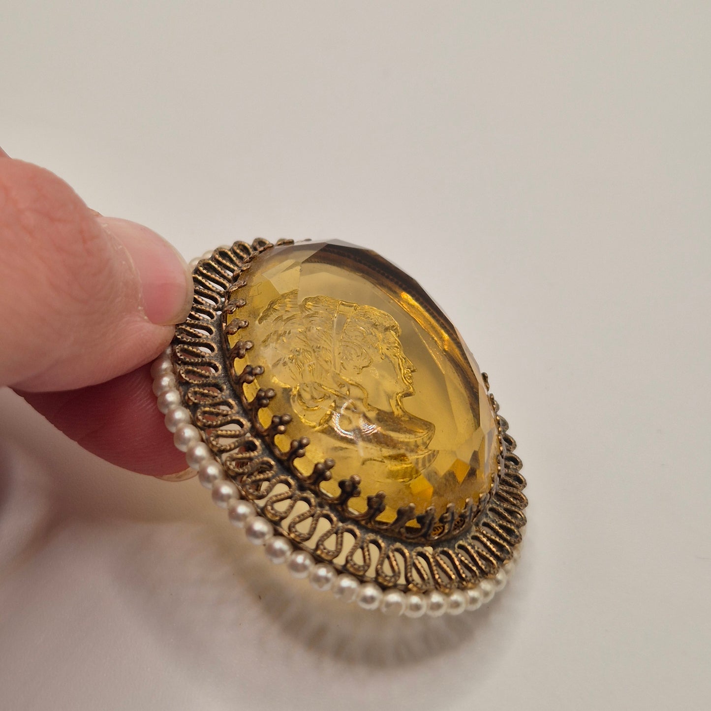 Große alte Glas Brosche mit Damenrelief Cameo Brosche Verschluss wackelig 5x6cm