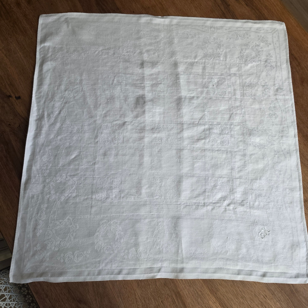 Vintage Damast-Mitteldecke / Prachtserviette mit Rosen-Jacquard & Handmonogramm „GK“ - 60x60cm