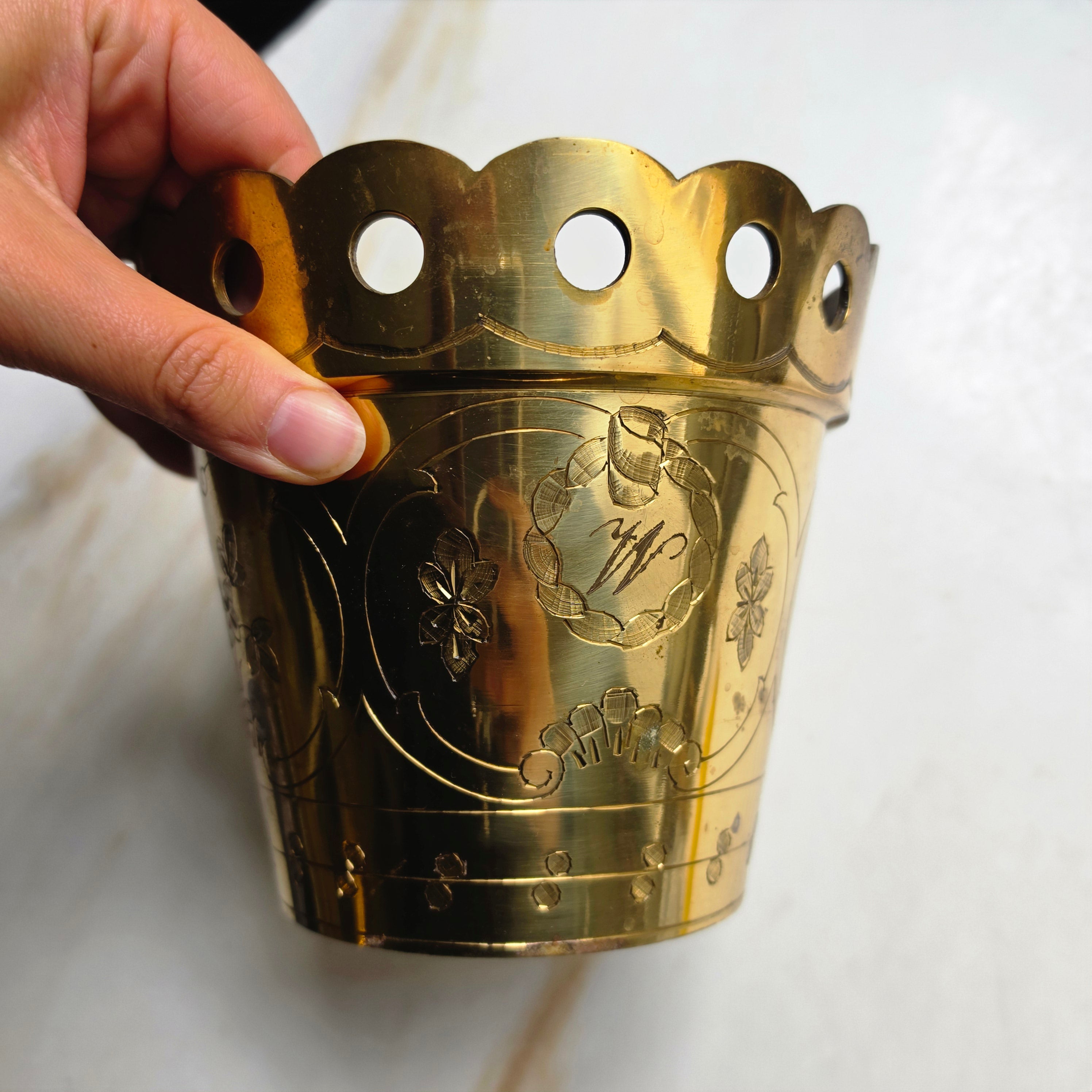 Antiker Messing-Übertopf / Jardinière – Biedermeier-Stil – mit Monogramm W.