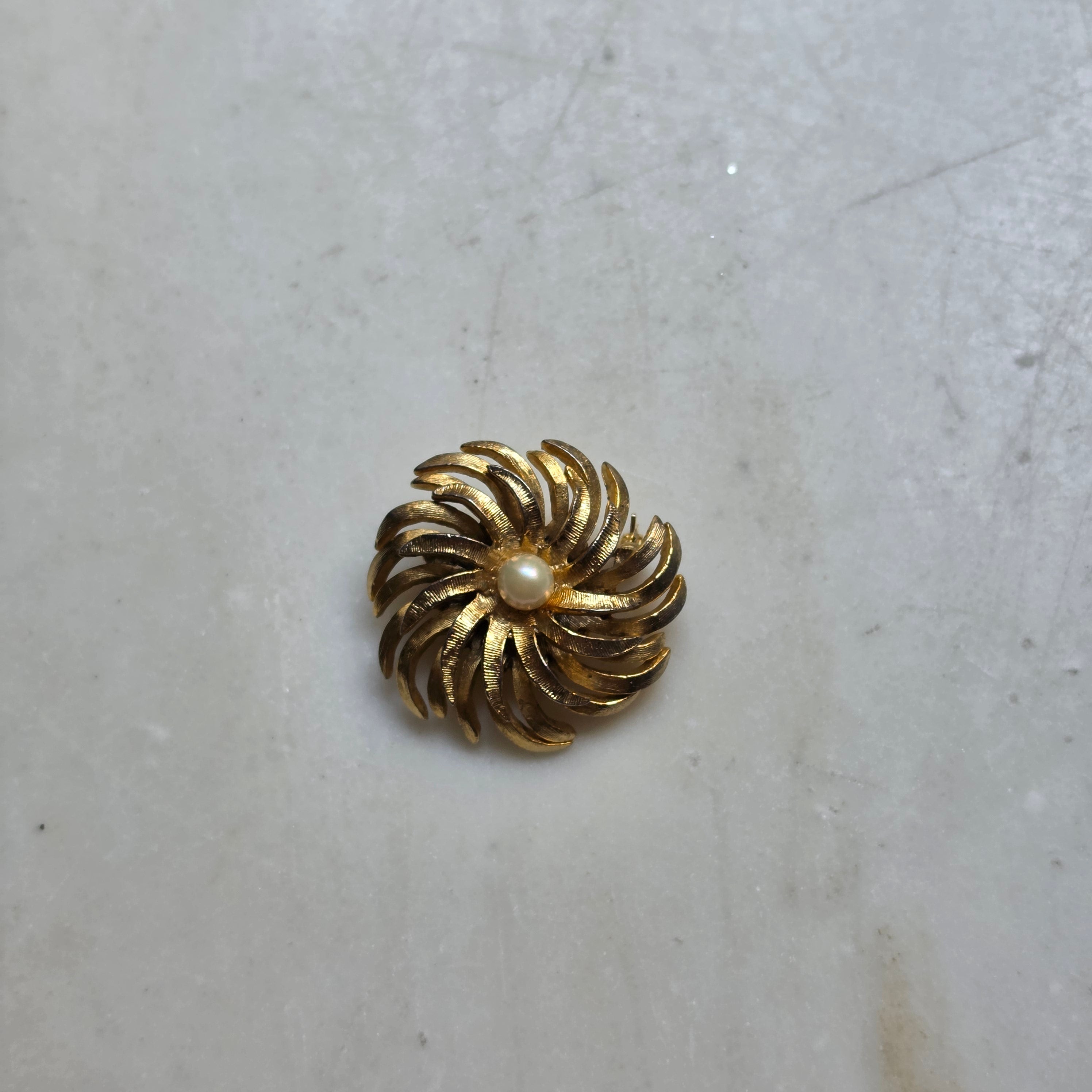 Vintage-Eleganz: Goldene Perlen-Brosche im Wirbel-Design 60er Jahre