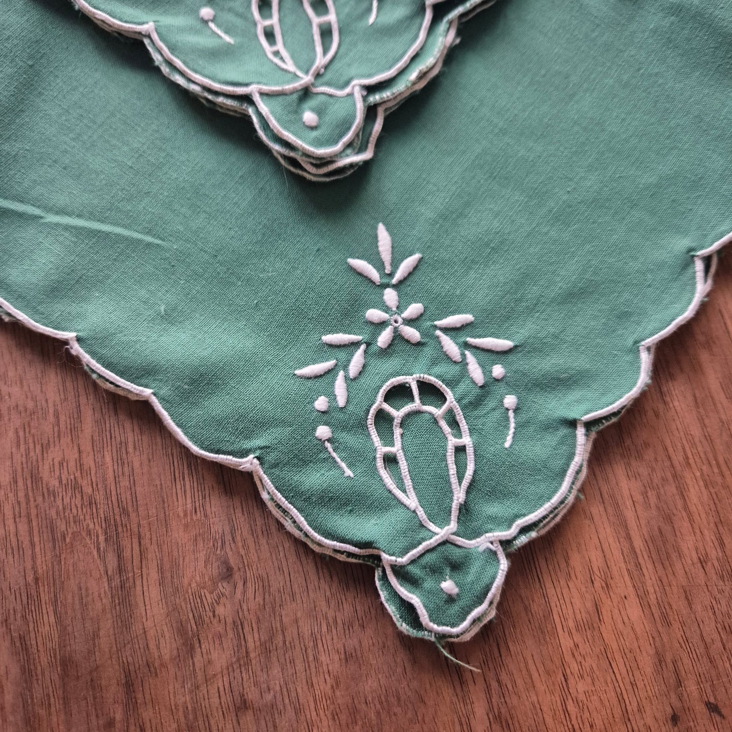 8x Grüne Stoffservietten Vintage bestickt Servietten 40x40cm ideal für Weihnachten