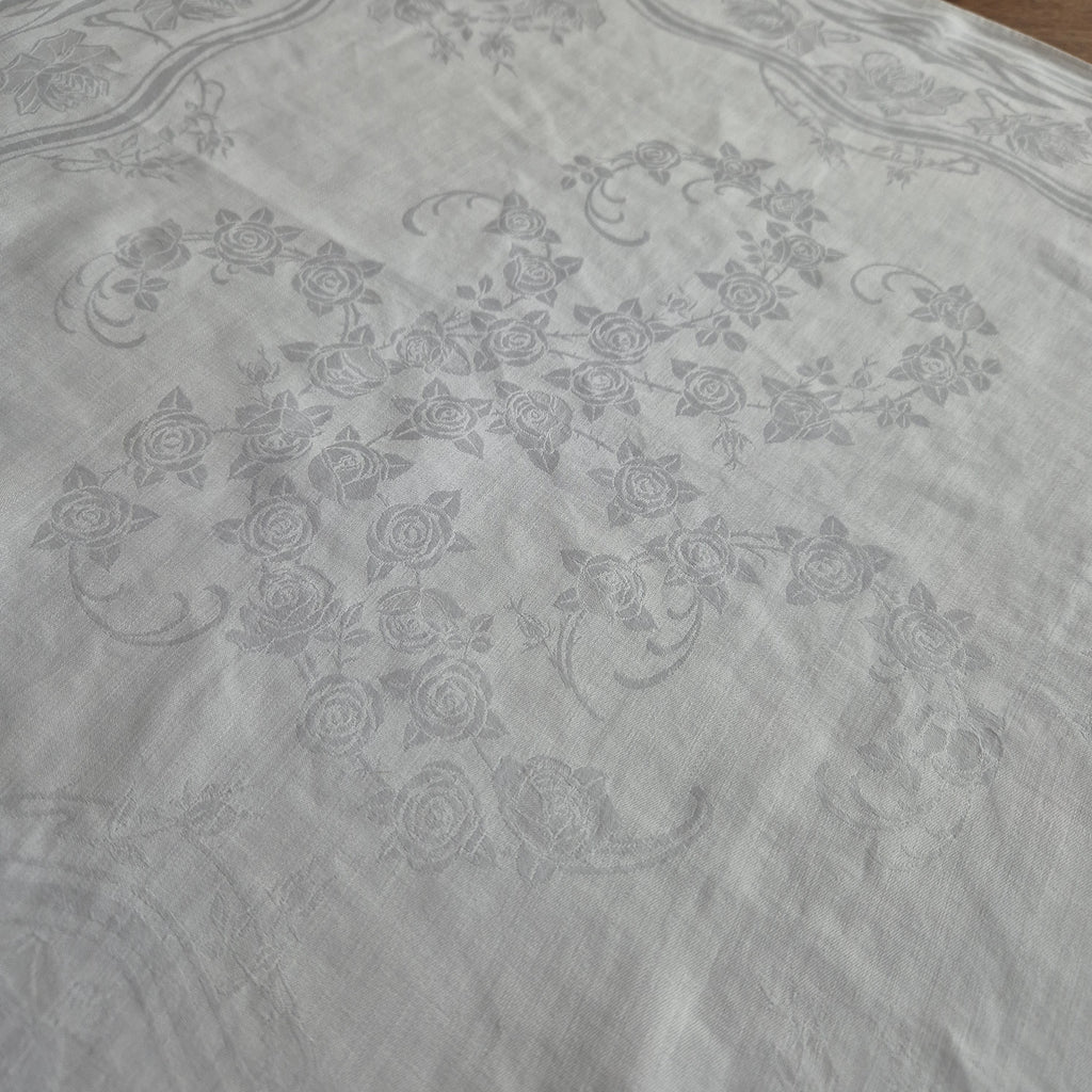 Antike Jugendstil Serviette/Mitteldecke weiß 64x64cm Damast Blumen Stockflecken Monogramm G.C.