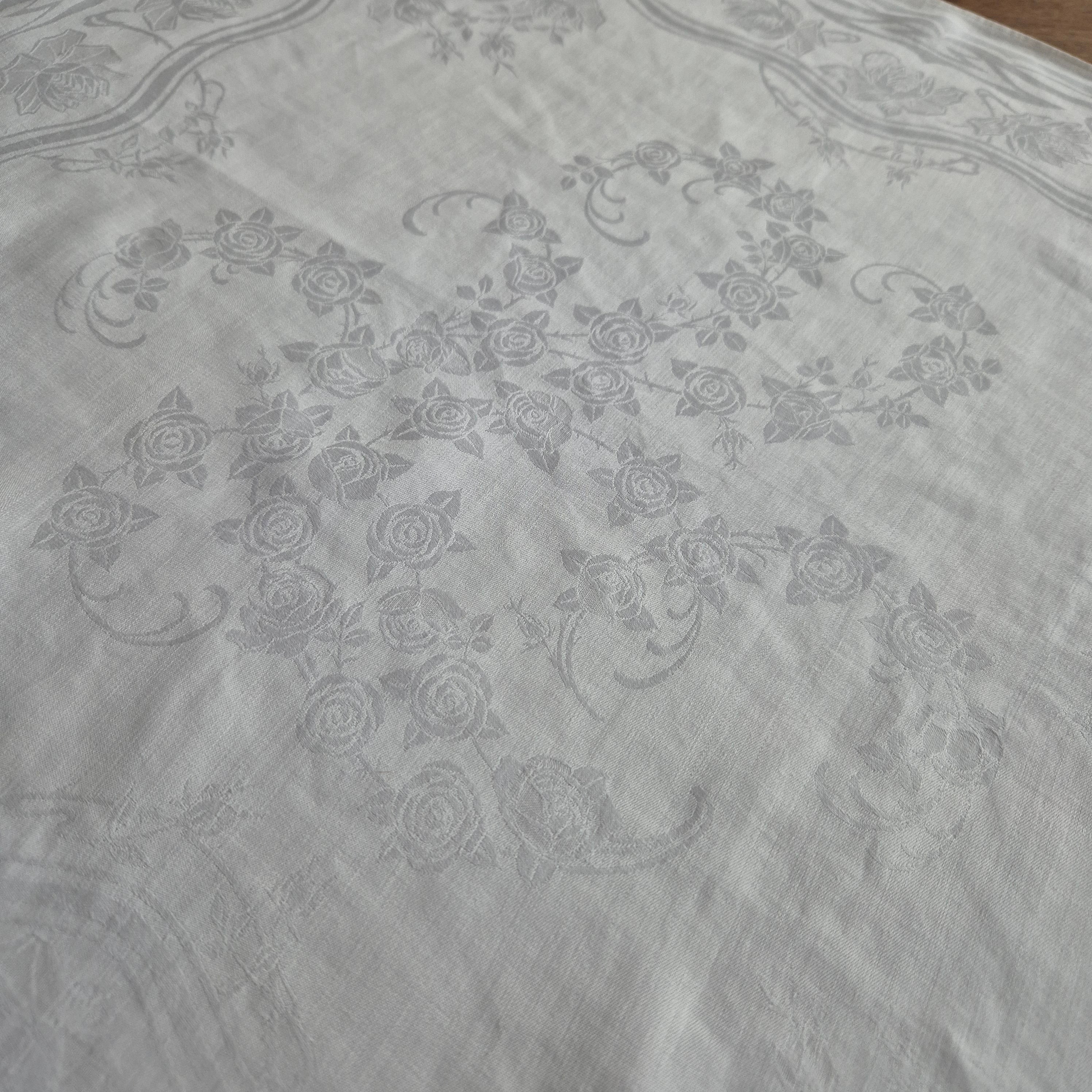 Antike Jugendstil Serviette/Mitteldecke weiß 64x64cm Damast Blumen Stockflecken Monogramm G.C.