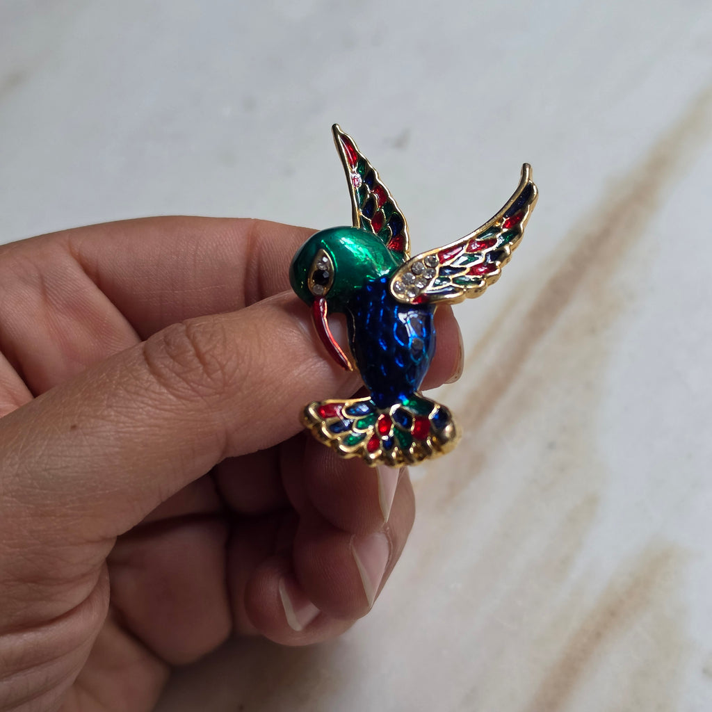 Exquisite Kolibri-Brosche – Bunter Emaille-Schmuck mit Kristall-Details