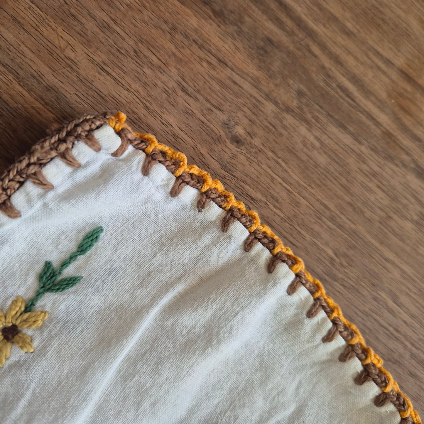 Handgemachte Vintage Teehaube Blumenstickerei und mini Stockflecken