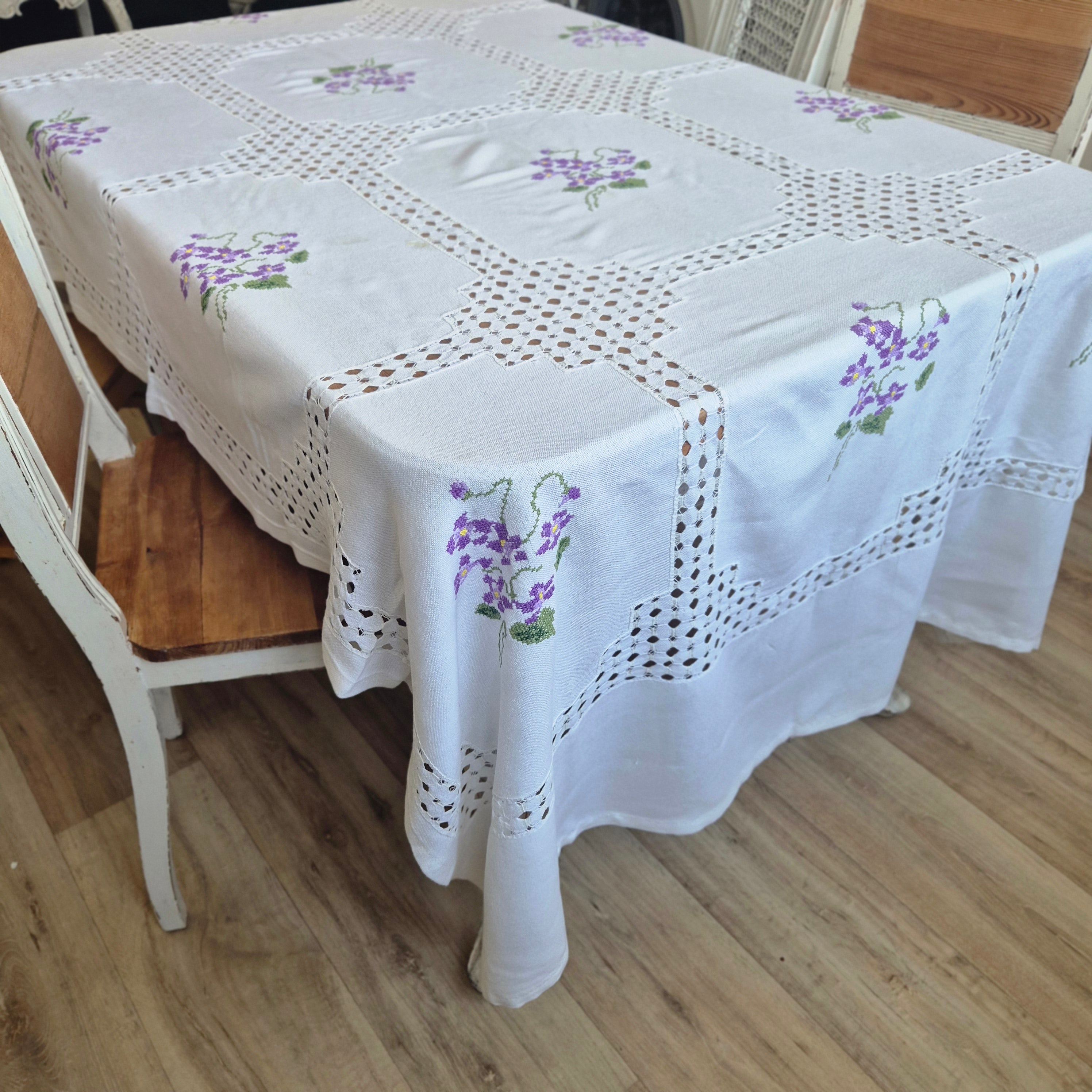 Vintage DDR Tischdecke weiß mit lila Blumenstickerei 220x130cm