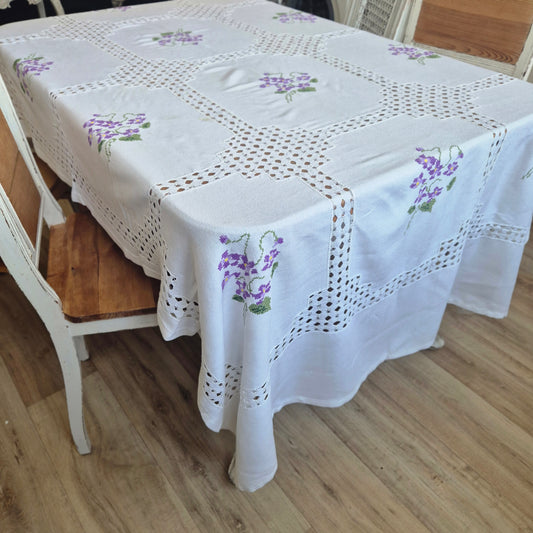 Vintage DDR Tischdecke weiß mit lila Blumenstickerei 220x130cm