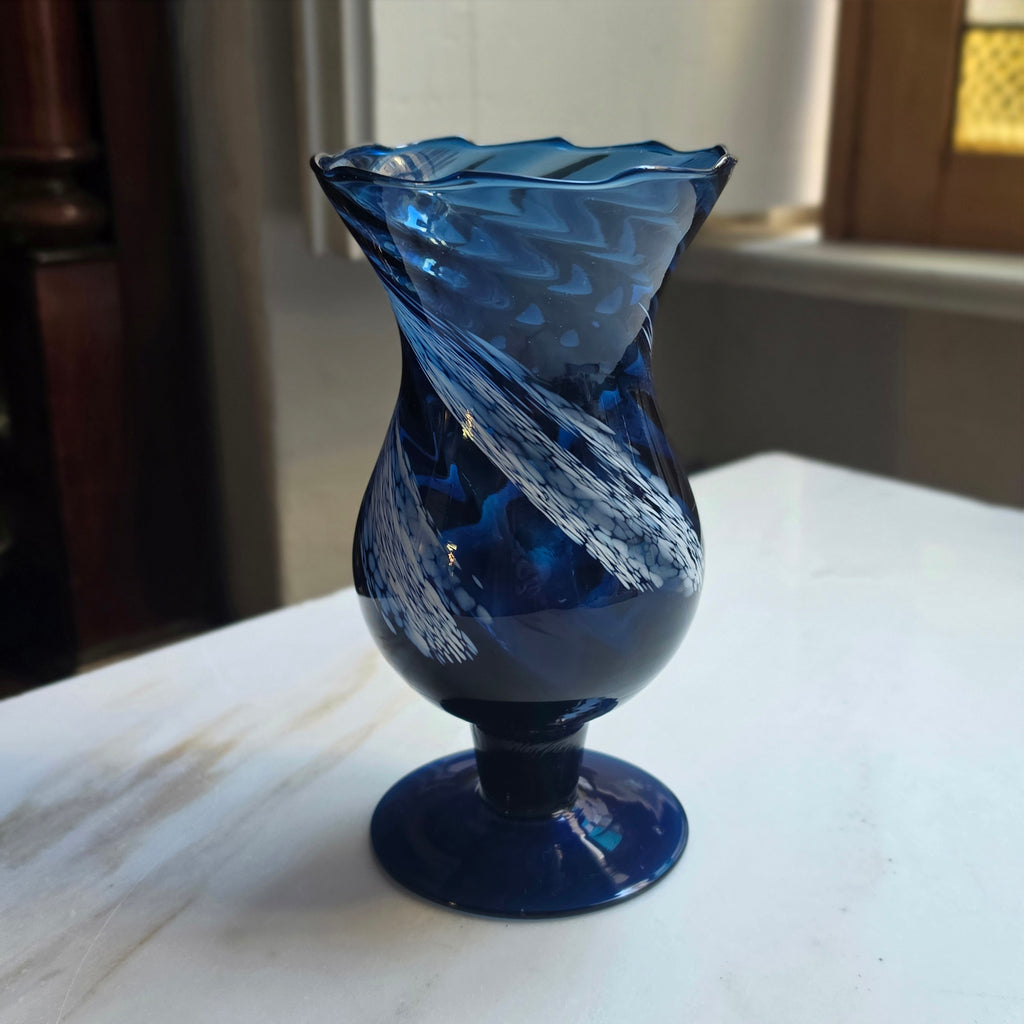 Mundgeblasene Kunstglas-Vase in Cobaltblau – Elegantes Wirbel-Design