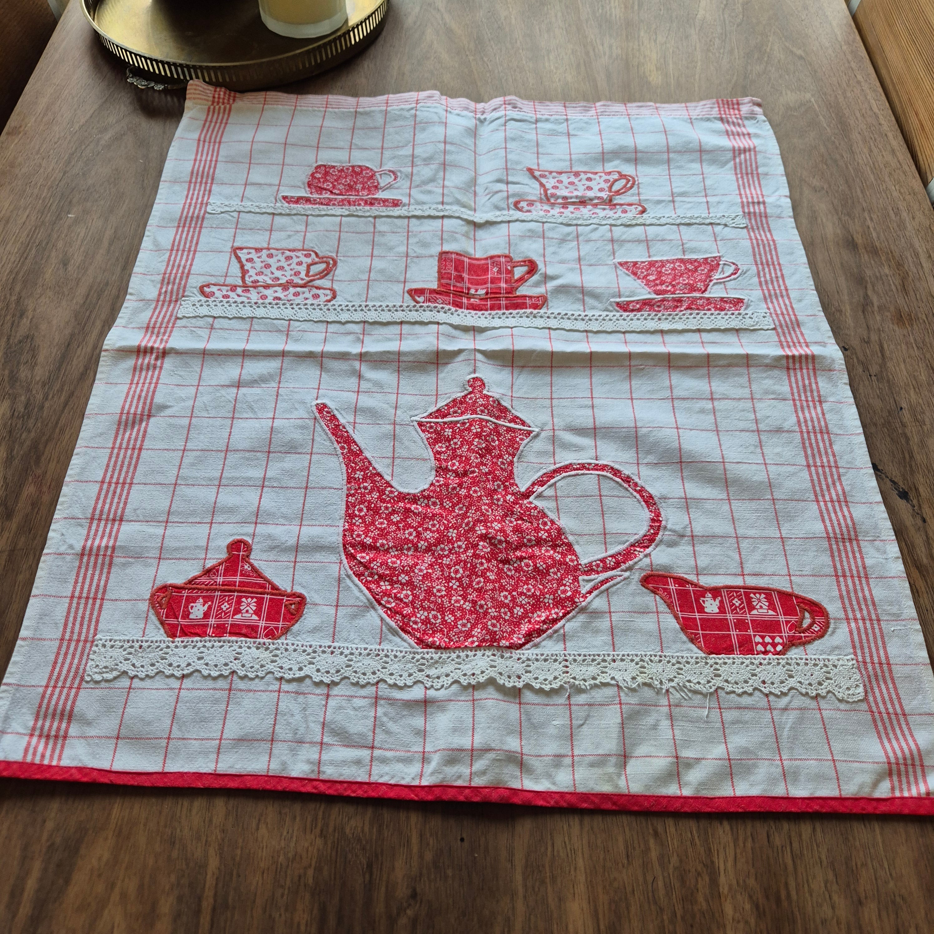Altes Überhandtuch rot weiß Patchwork Kanne Tassenmotiv handmade 55x65cm
