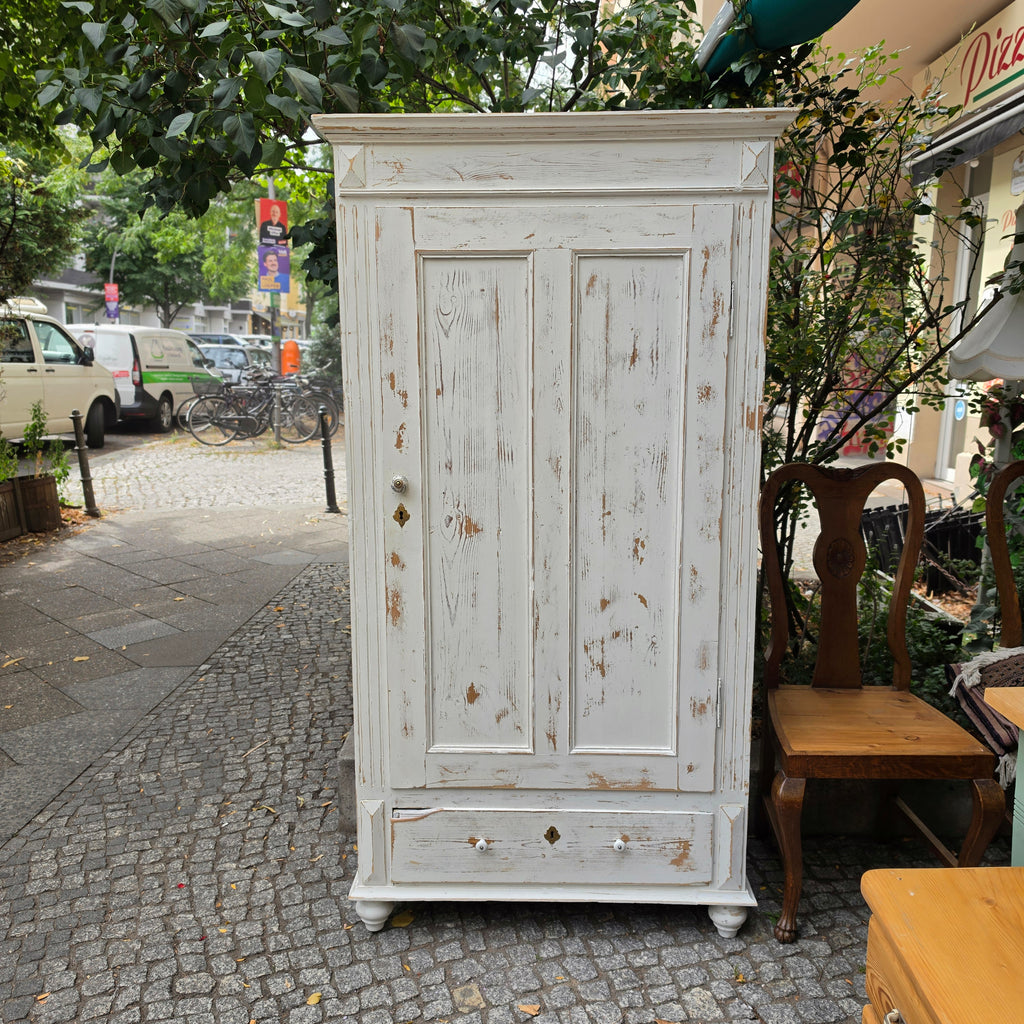 Abgeschliffener Jugendstil Holz Schrank Kleiderschrank AntikAntiker Holzschrank im Vintage Shabby-Chic Stil – Weiß patina