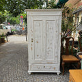 Abgeschliffener Jugendstil Holz Schrank Kleiderschrank AntikAntiker Holzschrank im Vintage Shabby-Chic Stil – Weiß patina