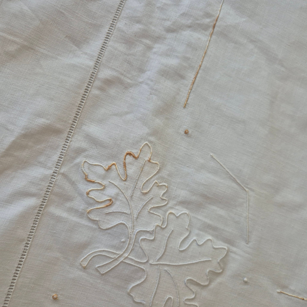 Antikes Laken Überwurf mit Knopfleiste Laubmuster mit sichtbaren Stockflecken 150x255cm Monogram L.S.