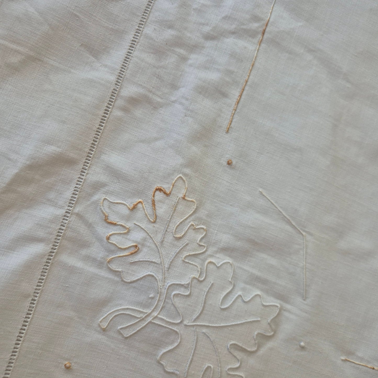 Antikes Laken Überwurf mit Knopfleiste Laubmuster mit sichtbaren Stockflecken 150x255cm Monogram L.S.