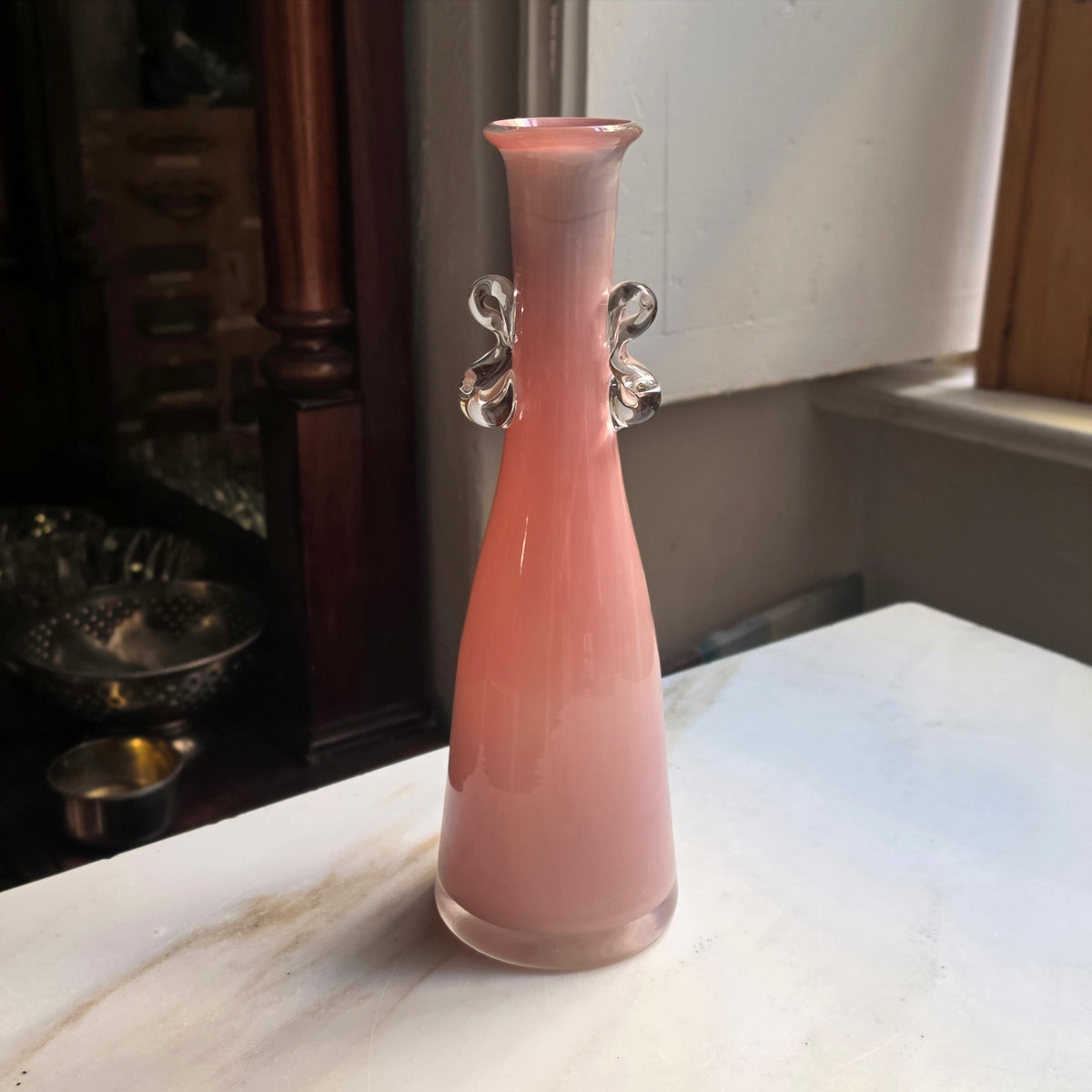 Vintage Rosa Opalglas-Vase mit Glasschlaufen - Mundgeblasene Solifleur Vase im Mid-Century Stil