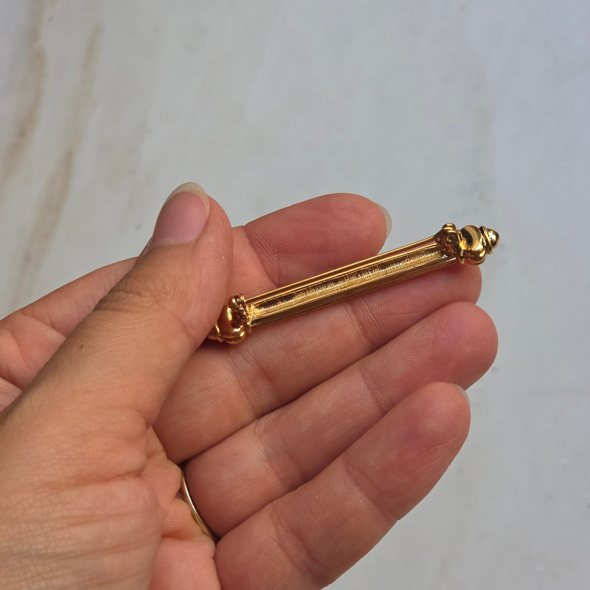 Elegante Vintage-Brosche in Stabform mit kanneliertem Dekor – Vergoldet