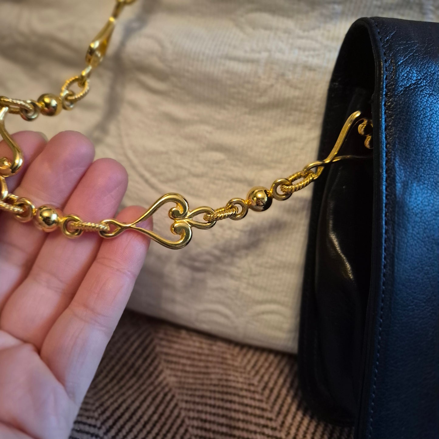 Vintage Moschino schwarze Schultertasche mit Herz 90er Jahre