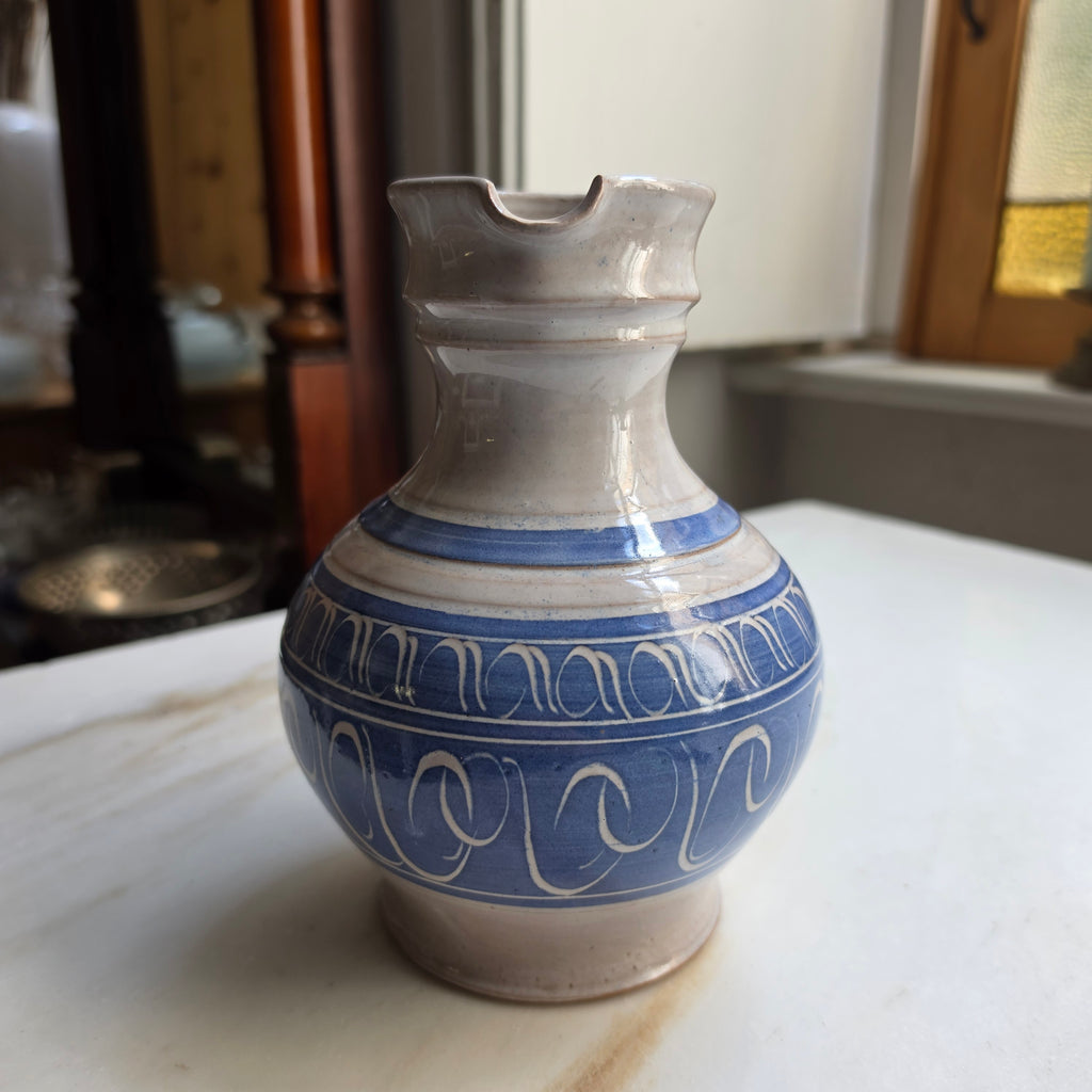 Vintage Keramik-Krug mit Ritzdekor – Blau-Weiß – Handarbeit