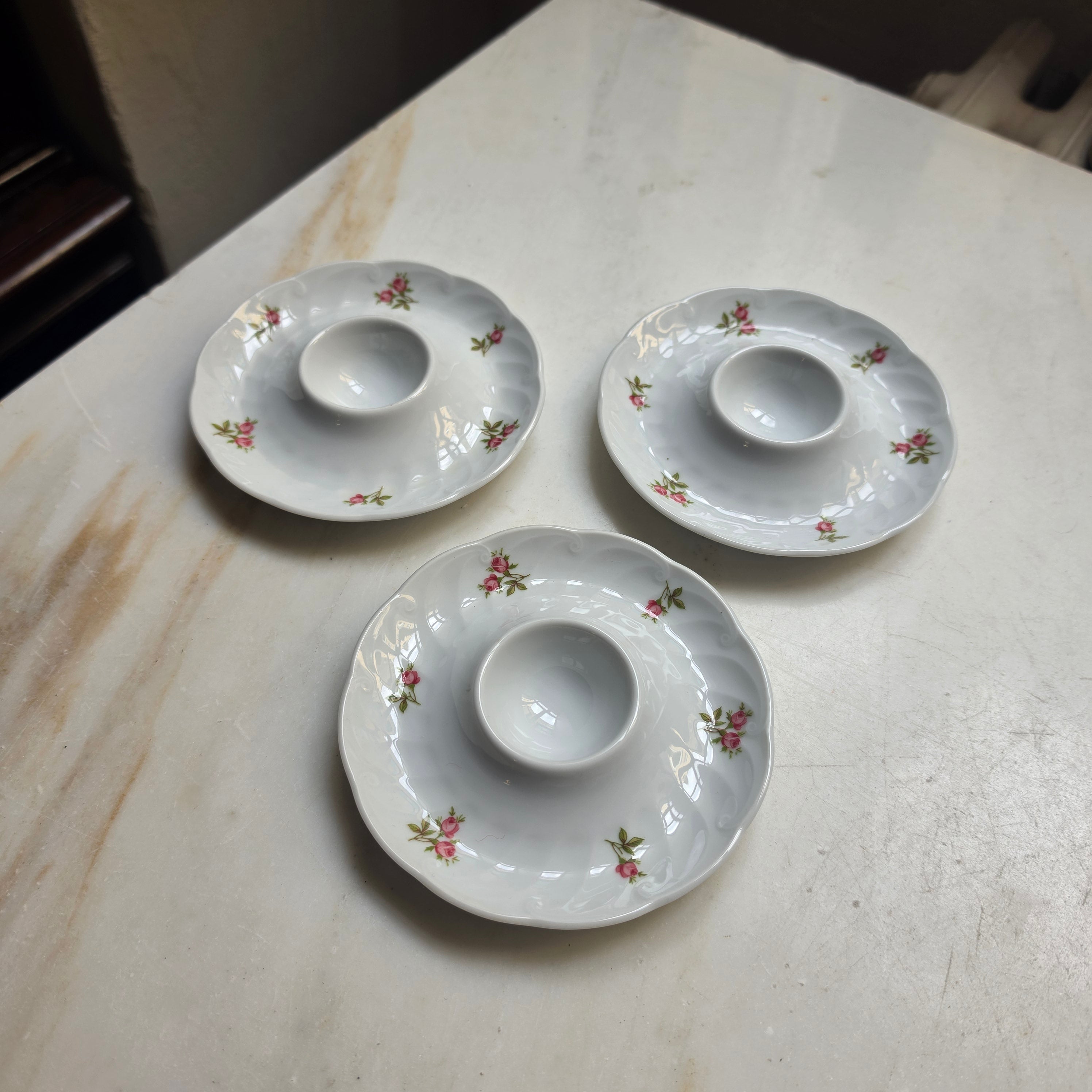 Vintage Porzellan-Eierbecher-Set (3-teilig) mit rosem Röschen-Dekor & Ablage