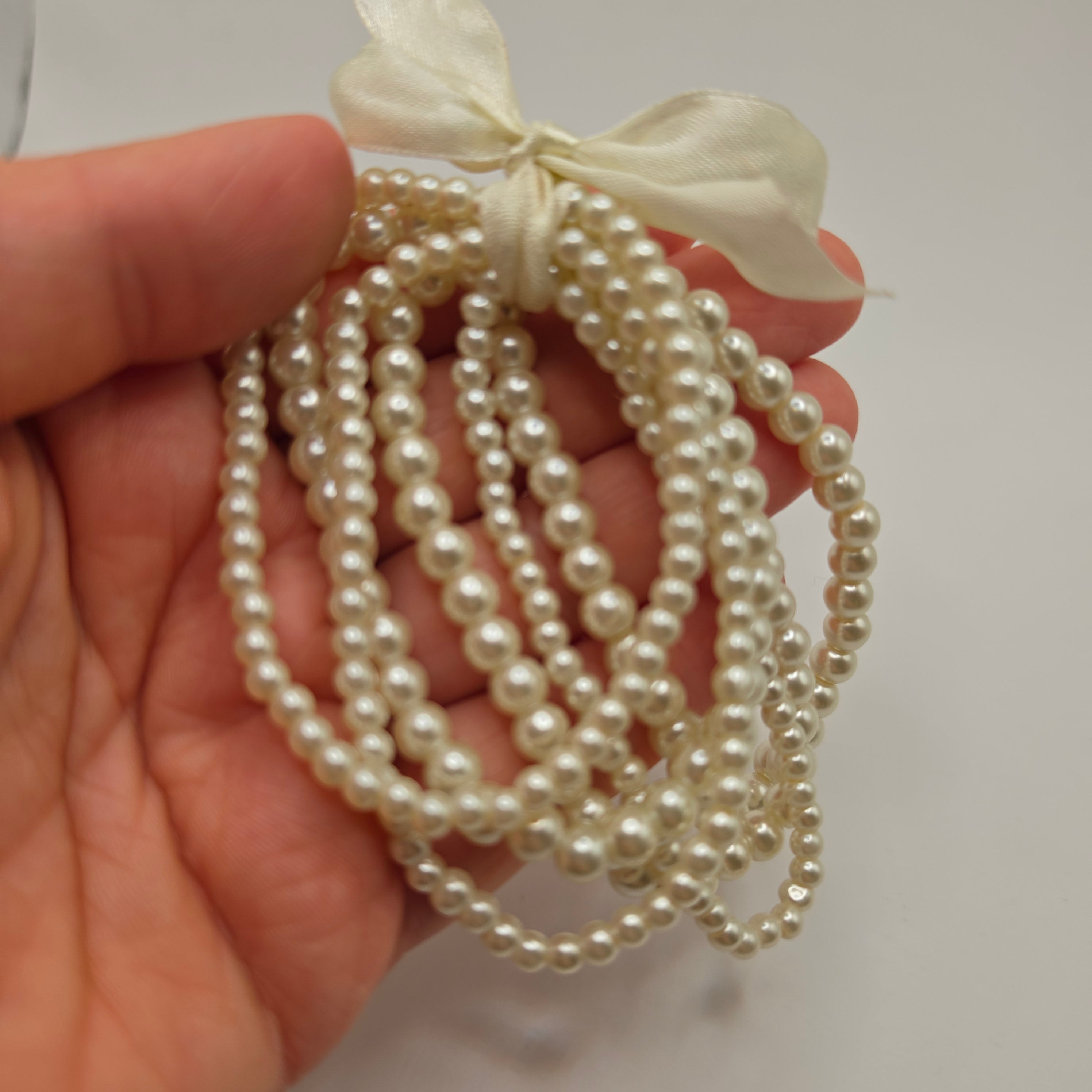 Elegantes Mehrreihiges Perlenarmband mit Satin-Schleife