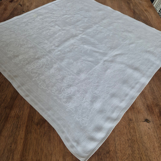 Antike Jugendstil Serviette/Mitteldecke weiß 66x66cm Damast Blumen Stockflecken Monogramm B. Ein fleck