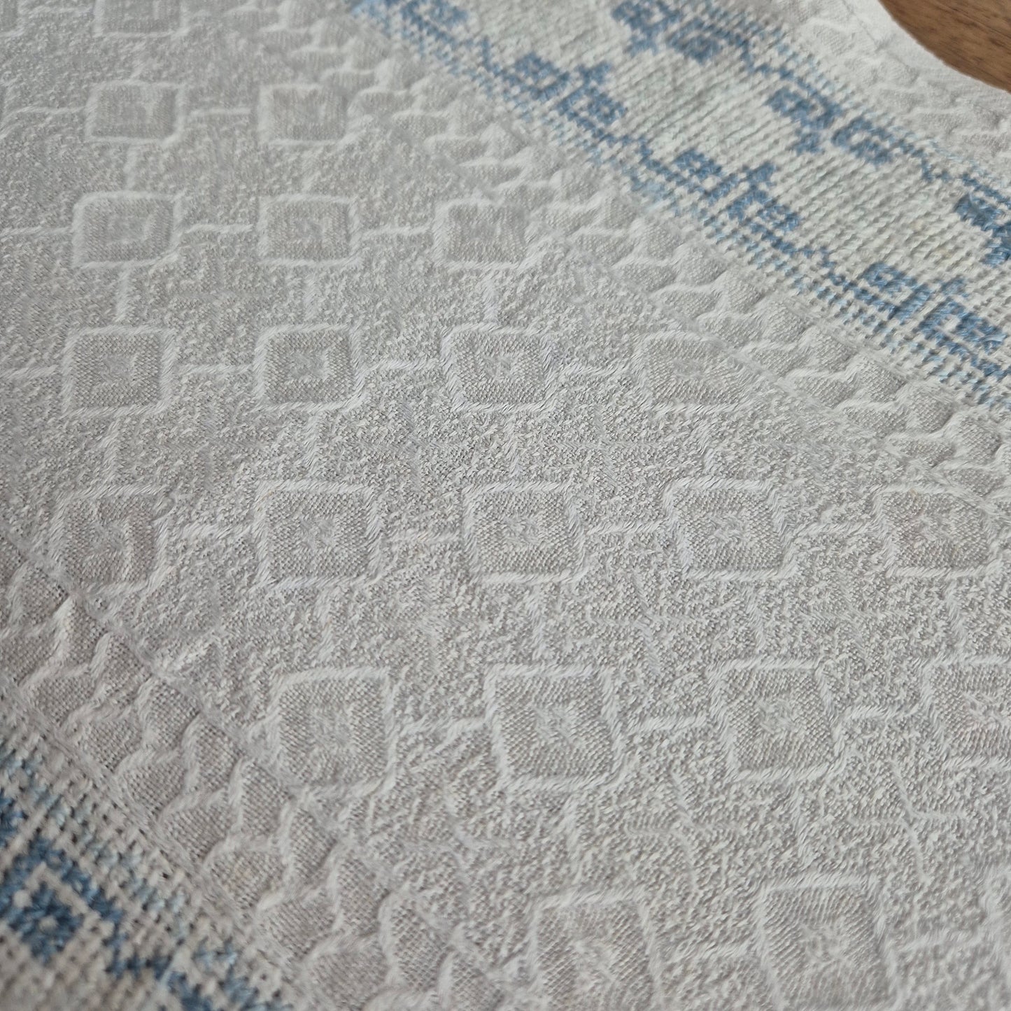 Antiker Baumwolle Tischläufer handbestickt mit mini Fleck! 29x170cm mit Fransen blau weiß