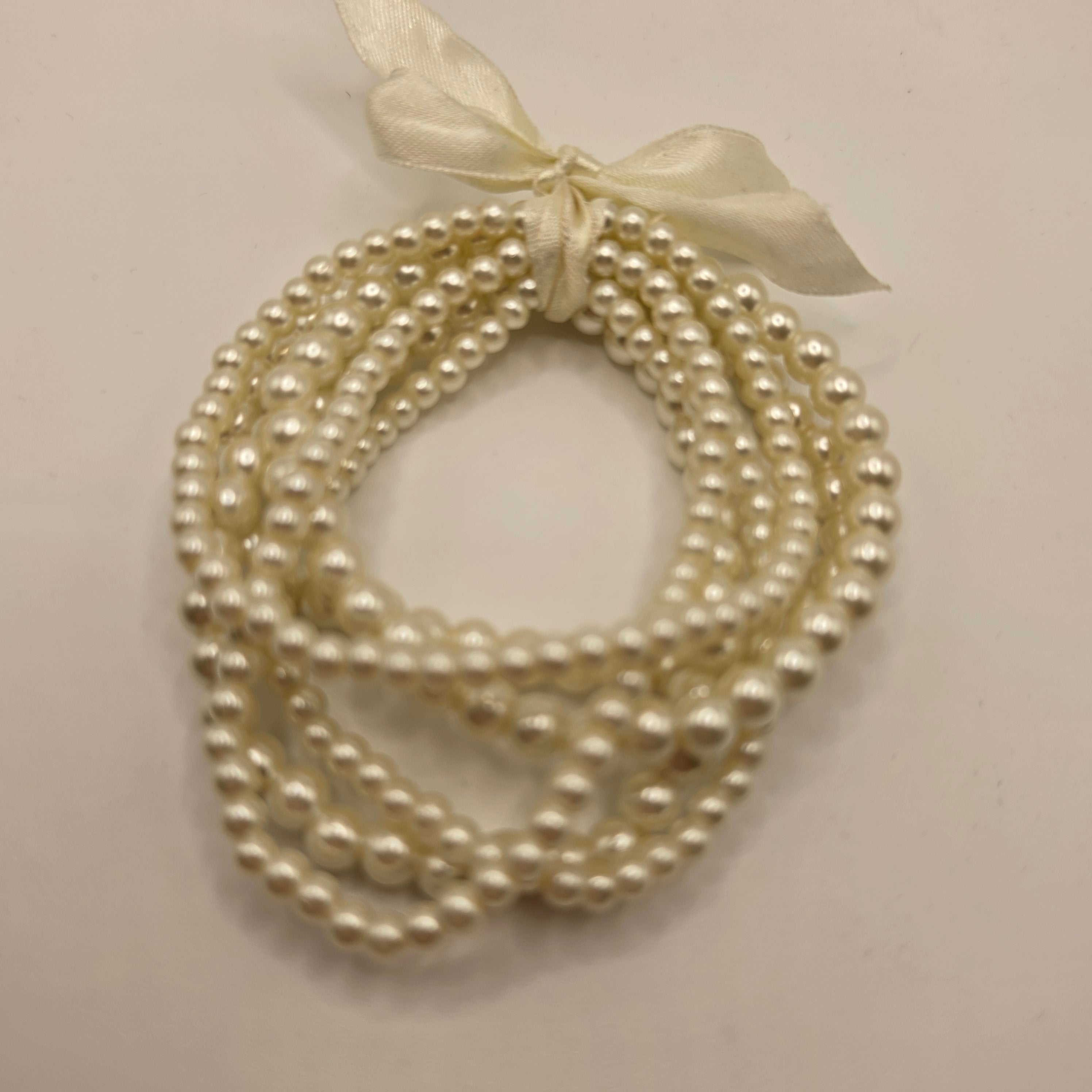 Elegantes Mehrreihiges Perlenarmband mit Satin-Schleife