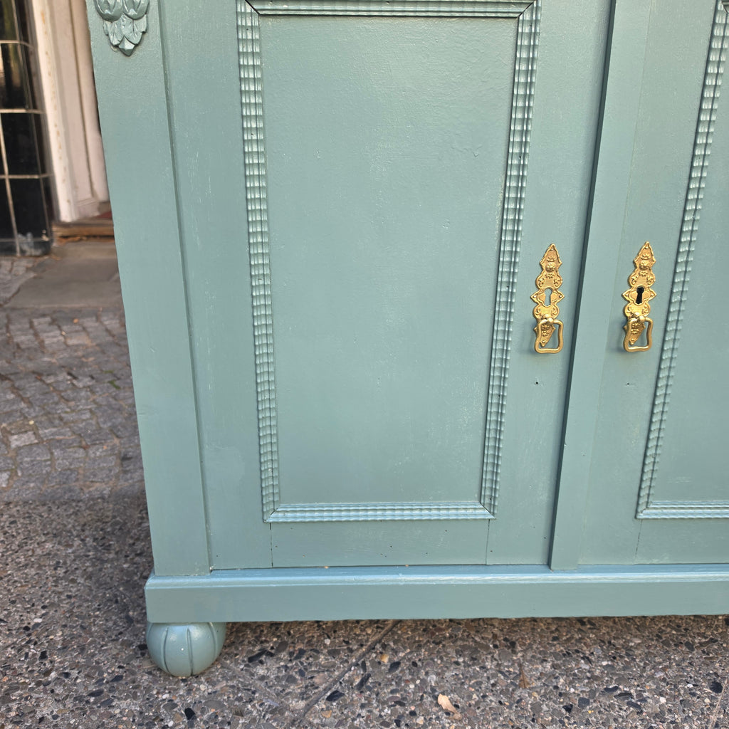 Antike Kommode mit Aufsatz im Shabby-Chic-Look – Salbeigrün mit Messingbeschlägen