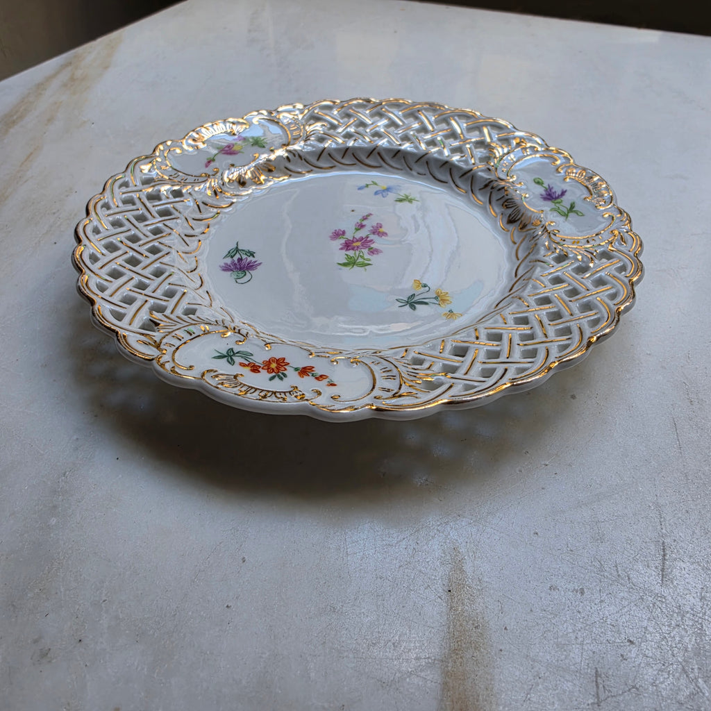 Antiker Durchbruchteller mit handgemalten Blumen – um 1900