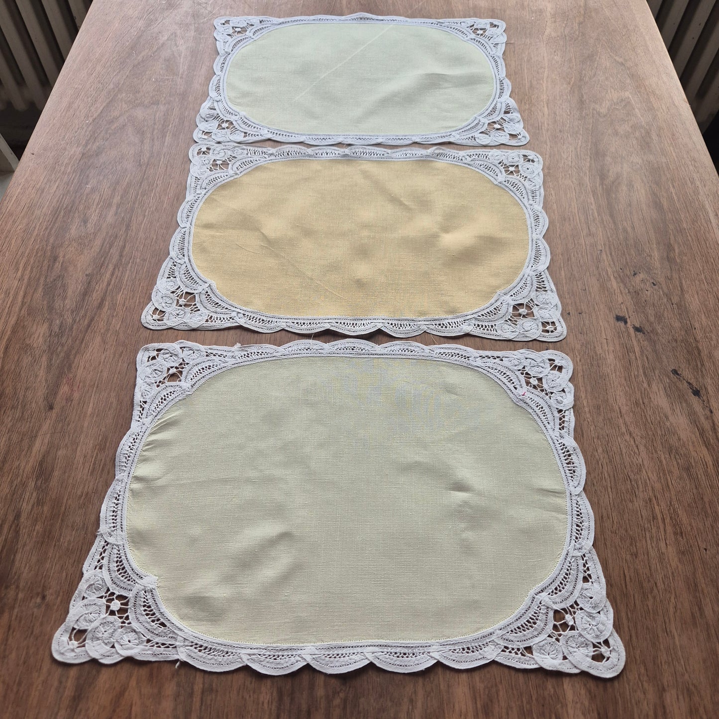 3x Antike Zierdeckchen Platzdeckchen Pastellgelb 40x30cm