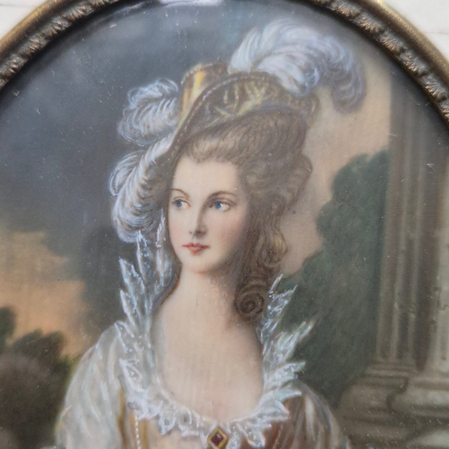 Antike viktorianische Miniaturmalerei / Lupenmalerei Porträt auf Bein / Porzellan Messing gerahmt