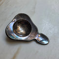 Edles Vintage-Teesieb aus versilbertem Metall – Klassisches Auflege-Teesieb mit feiner Patina