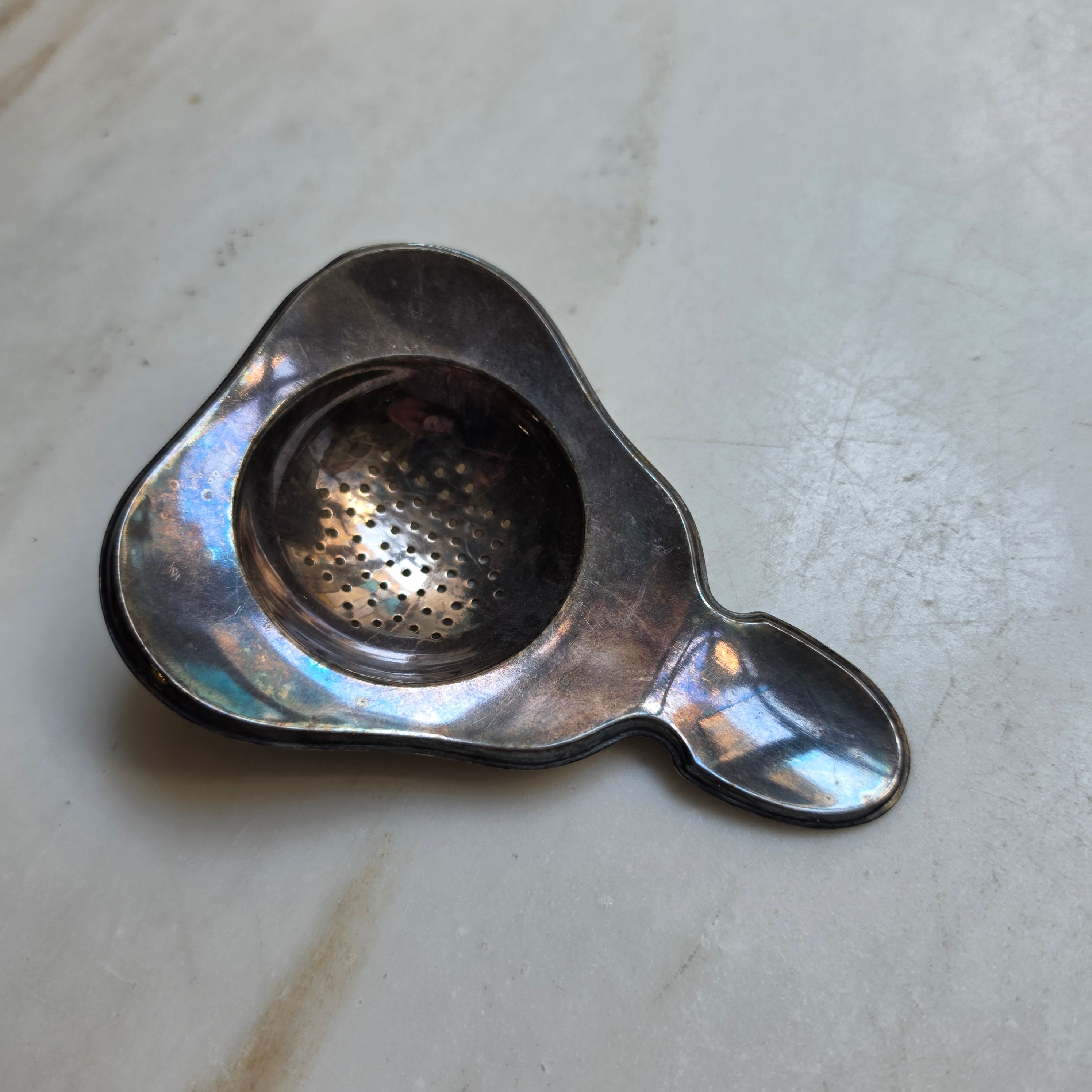 Edles Vintage-Teesieb aus versilbertem Metall – Klassisches Auflege-Teesieb mit feiner Patina