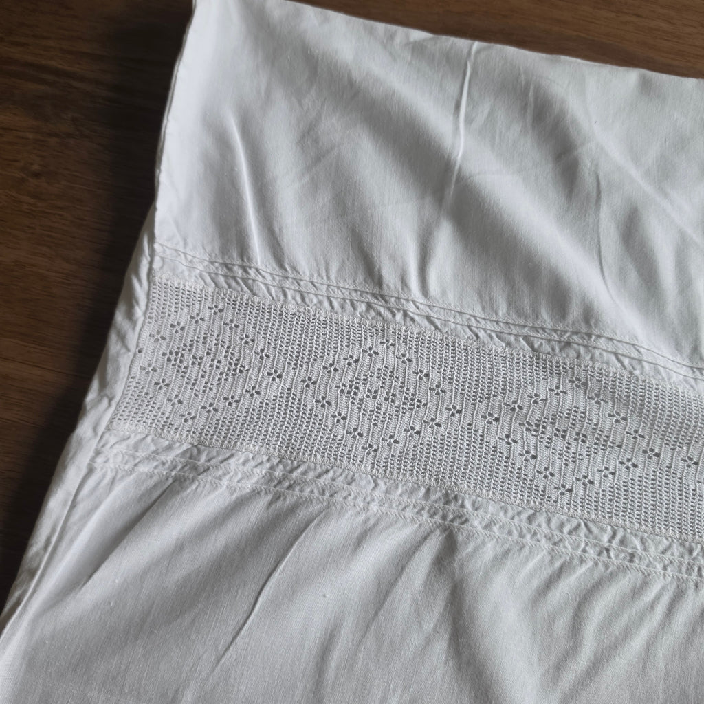 Antiker Baumwoll-Kissenbezug mit breiter Klöppelspitze um 1920 - Weißes Vintage-Kissen 75x75cm