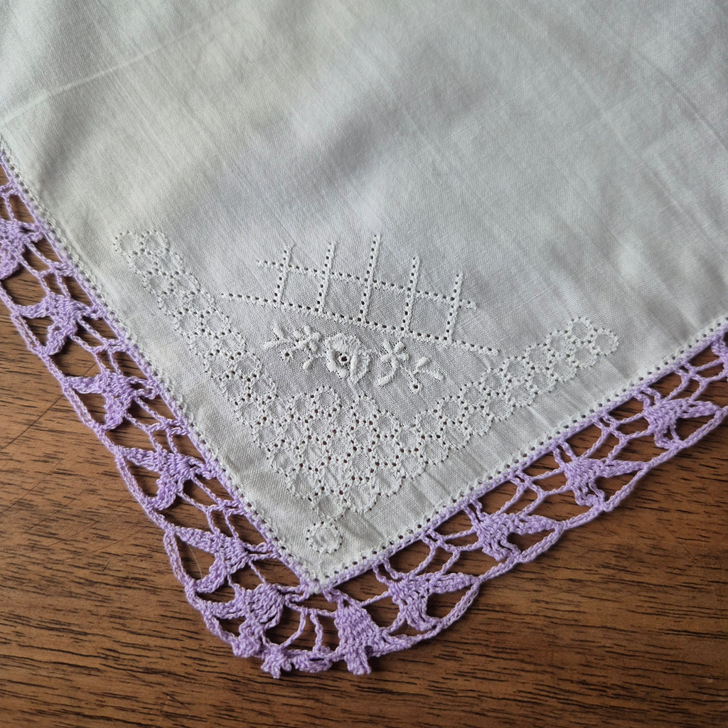 Vintage Stofftaschentuch weiß lila bestickt mit Rose Baumwolle gehäkelt/geklöppelt 28x27cm
