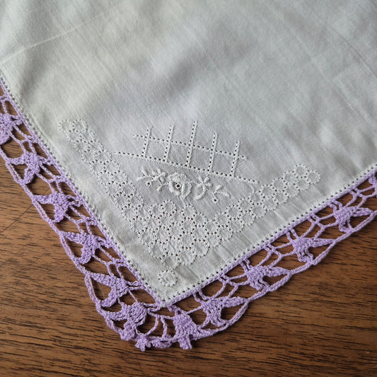 Vintage Stofftaschentuch weiß lila bestickt mit Rose Baumwolle gehäkelt/geklöppelt 28x27cm