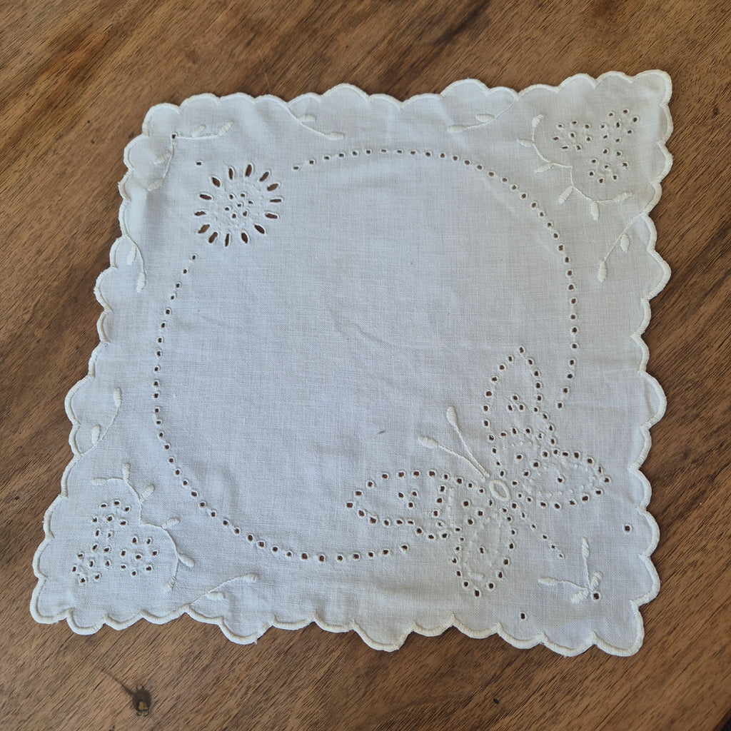 Antikes kleines Zierdeckchen weiß bestickt Schmetterling Baumwolle 35x35cm oval