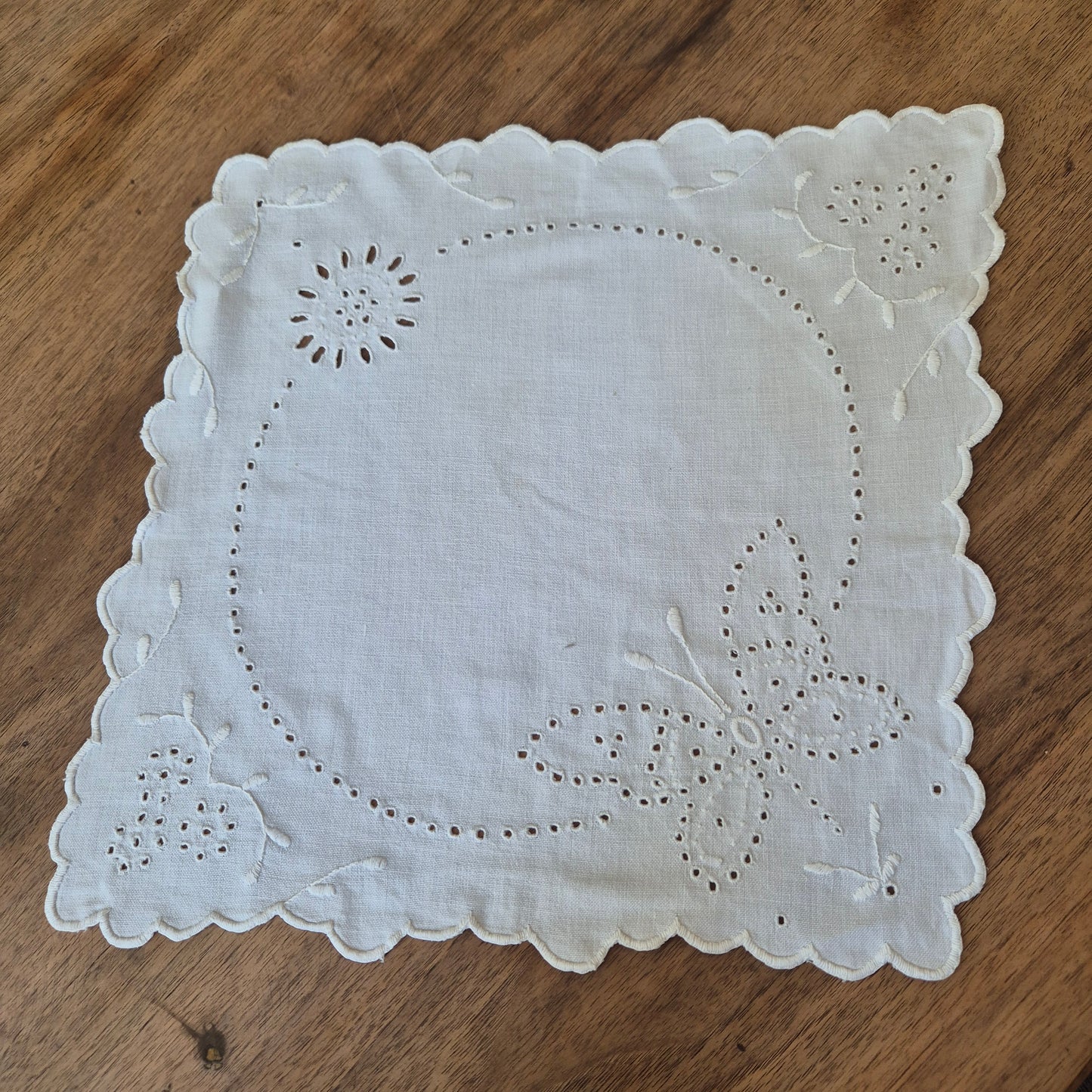 Antikes kleines Zierdeckchen weiß bestickt Schmetterling Baumwolle 35x35cm oval