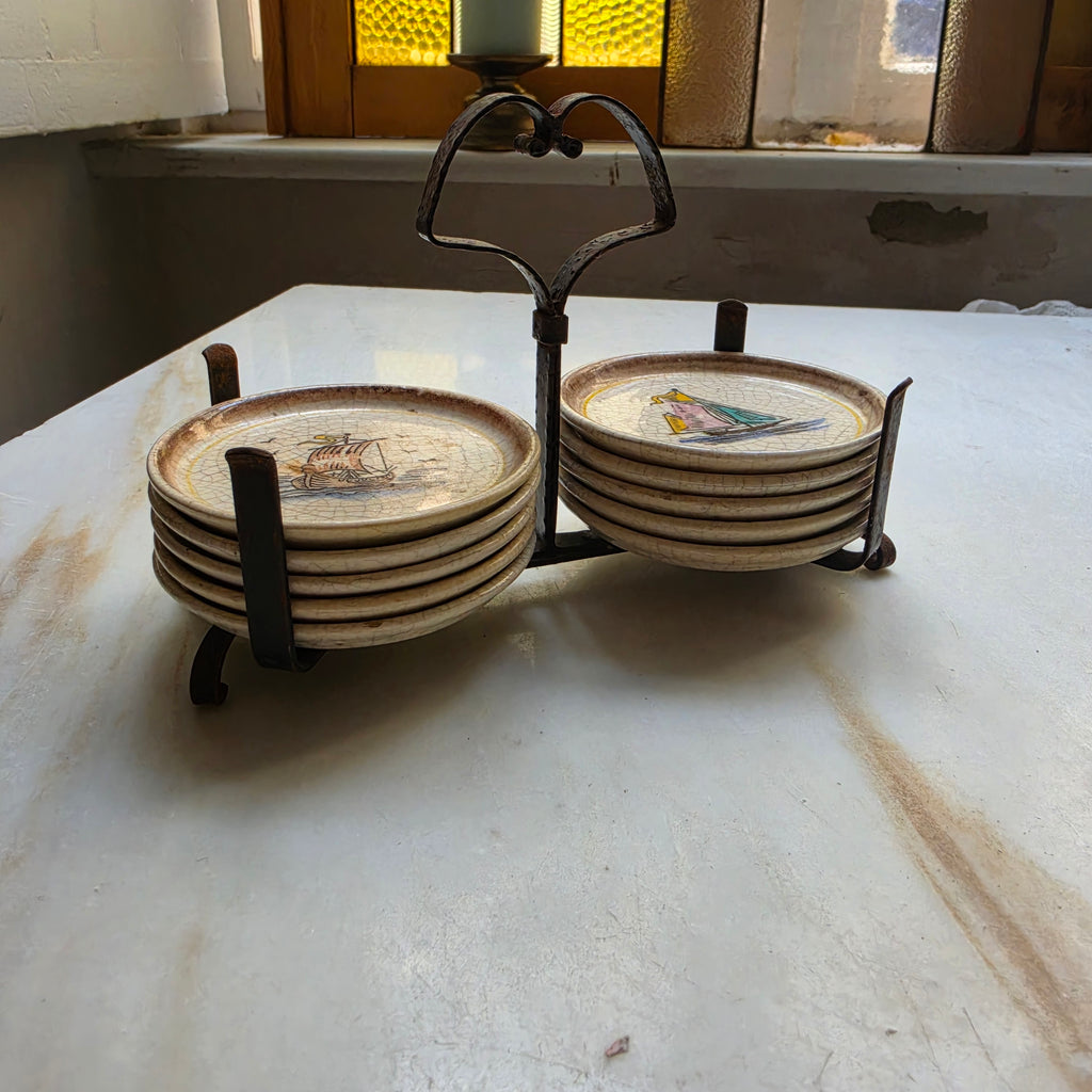 Vintage Keramik-Untersetzer Set „Maritim“ mit schmiedeeisernem Halter – 9-teilig – Mid-Century Craquelé