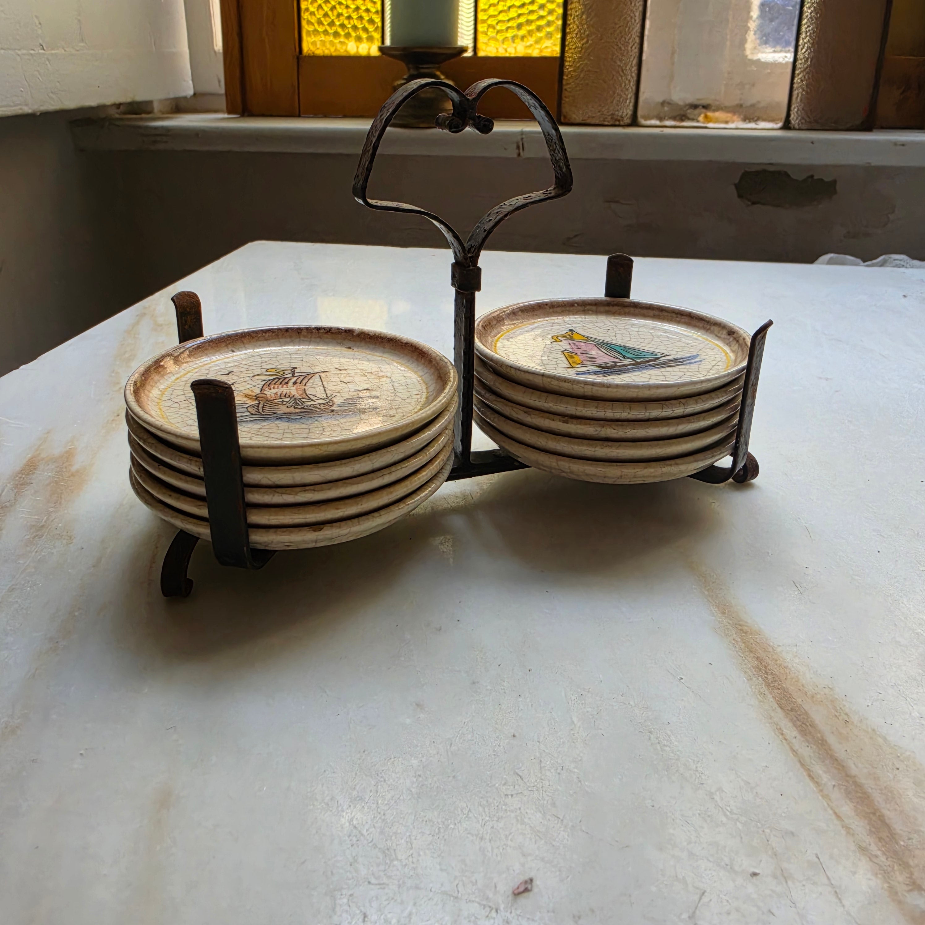 Vintage Keramik-Untersetzer Set „Maritim“ mit schmiedeeisernem Halter – 9-teilig – Mid-Century Craquelé