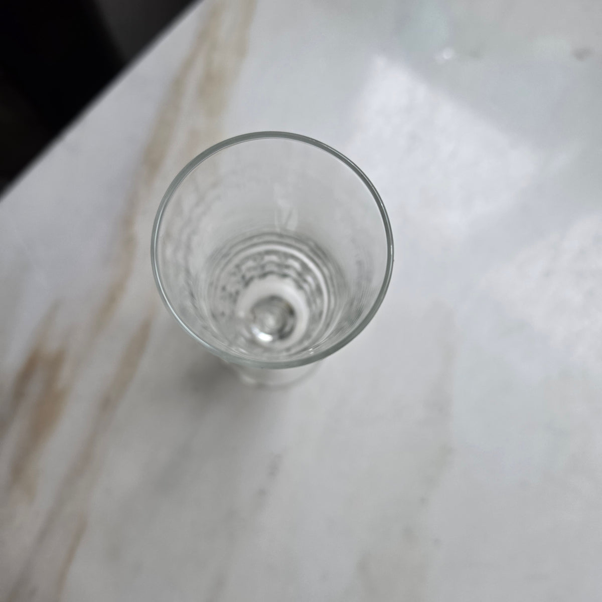 Eleganter Vintage-Likörkelch aus Kristallglas mit Schliffmuster